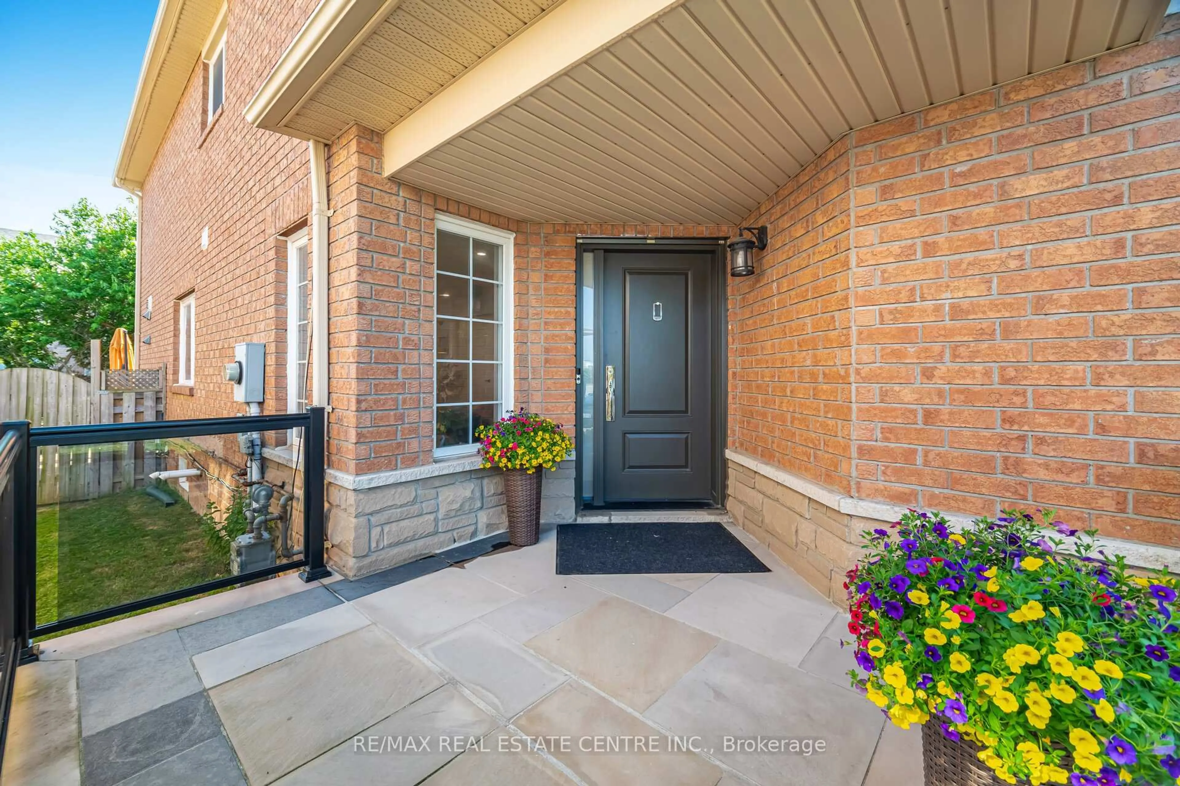 Indoor entryway for 2021 Redstone Cres, Oakville Ontario L6M 5B2