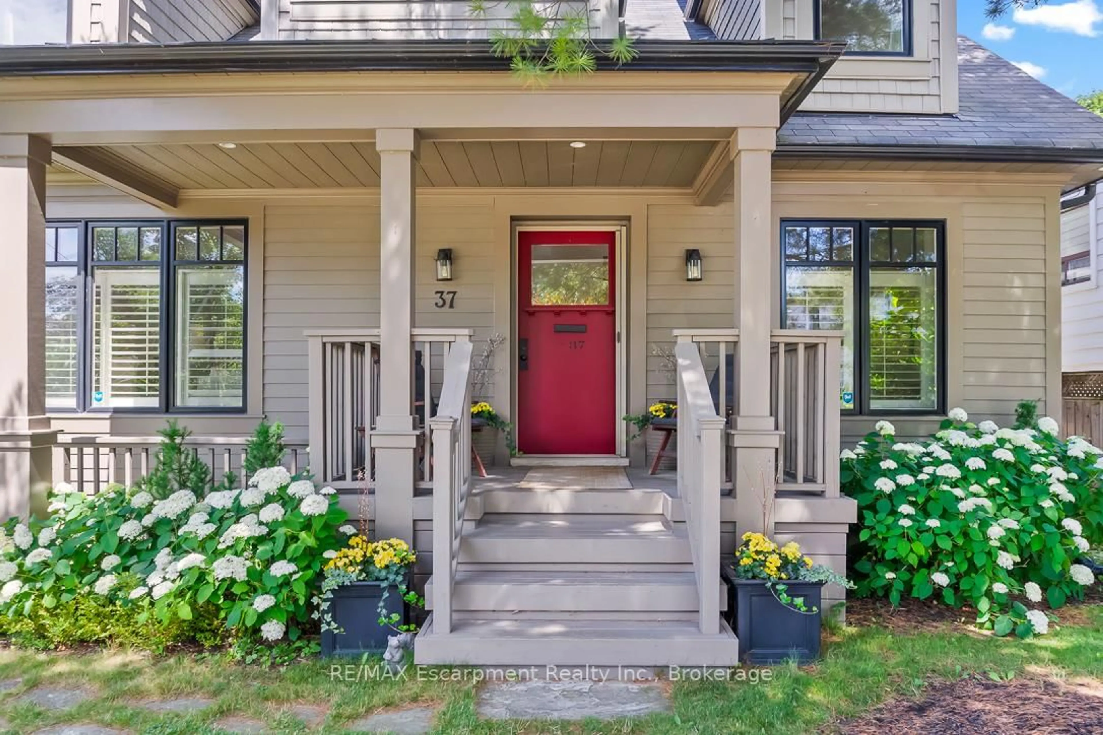 Indoor entryway for 37 Florence Dr, Oakville Ontario L6K 1V7