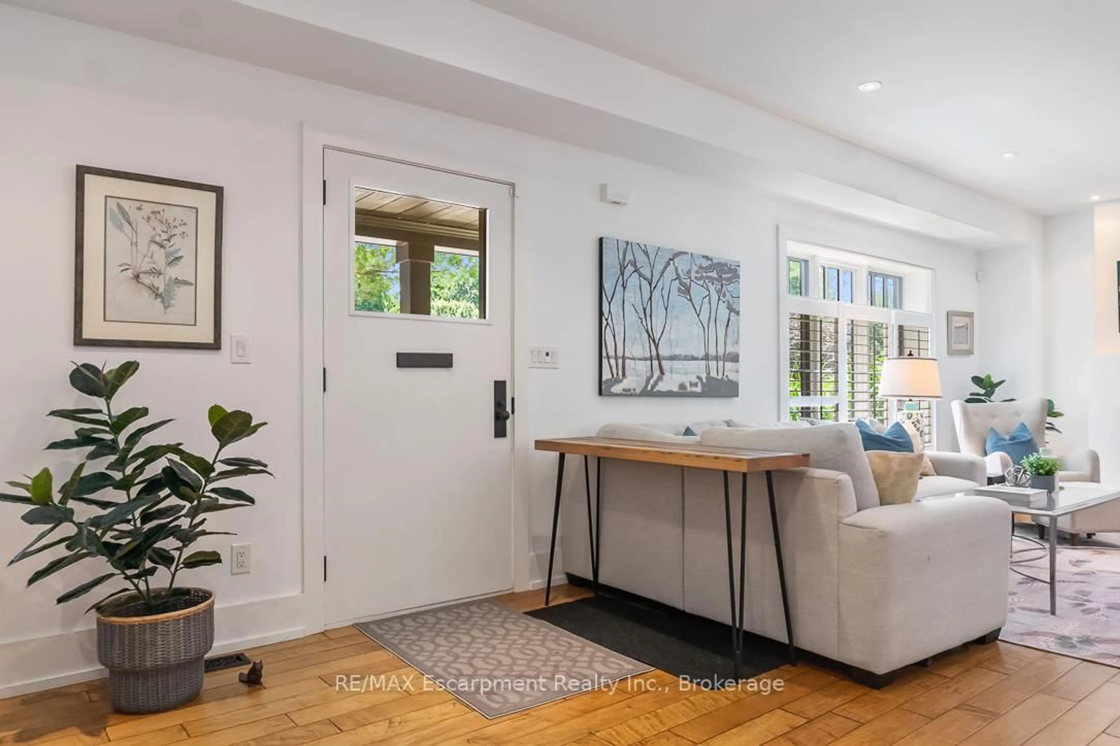 Indoor entryway for 37 Florence Dr, Oakville Ontario L6K 1V7