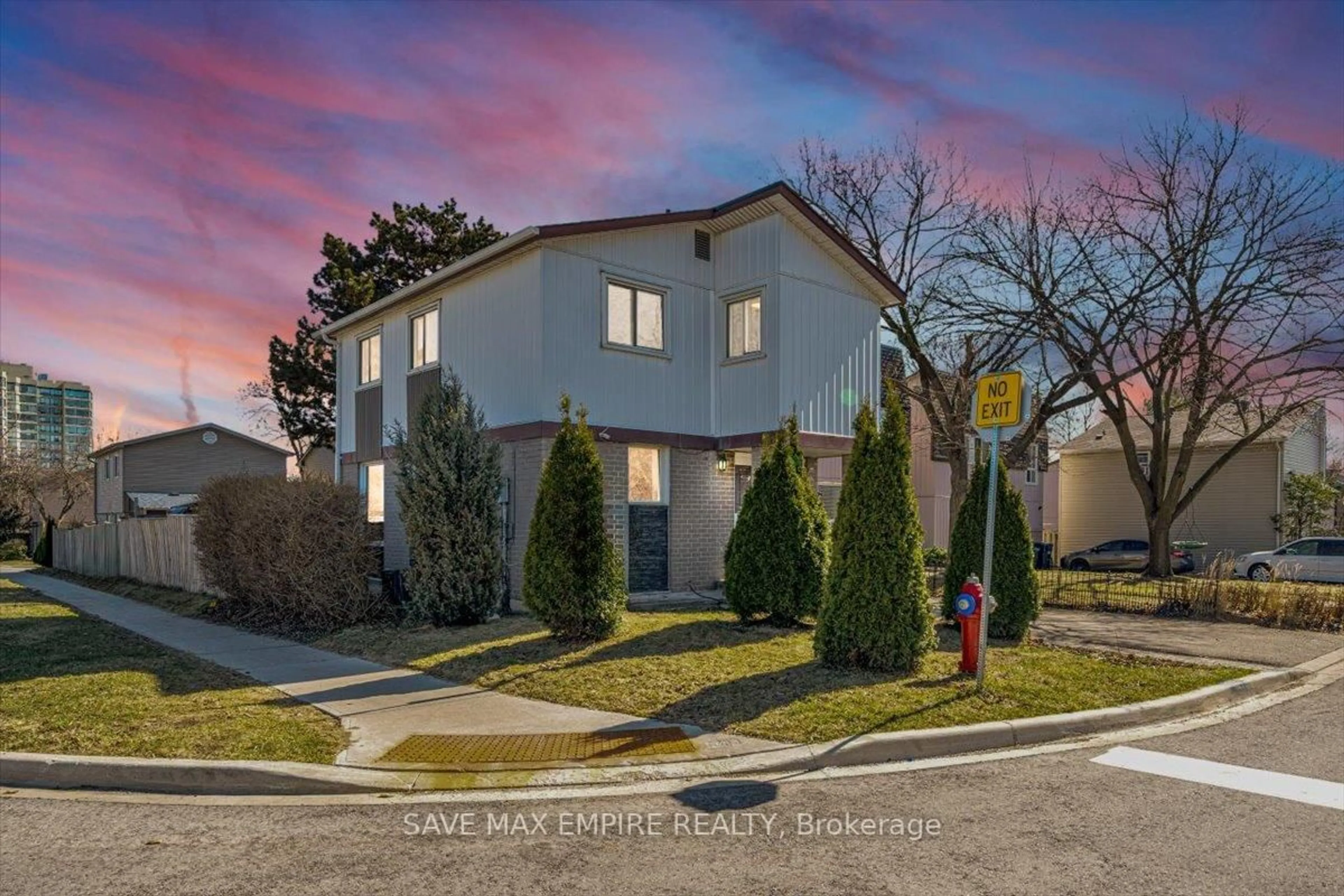 Home with brick exterior material, street for 18 Hasting Sq, Brampton Ontario L6S 2N8