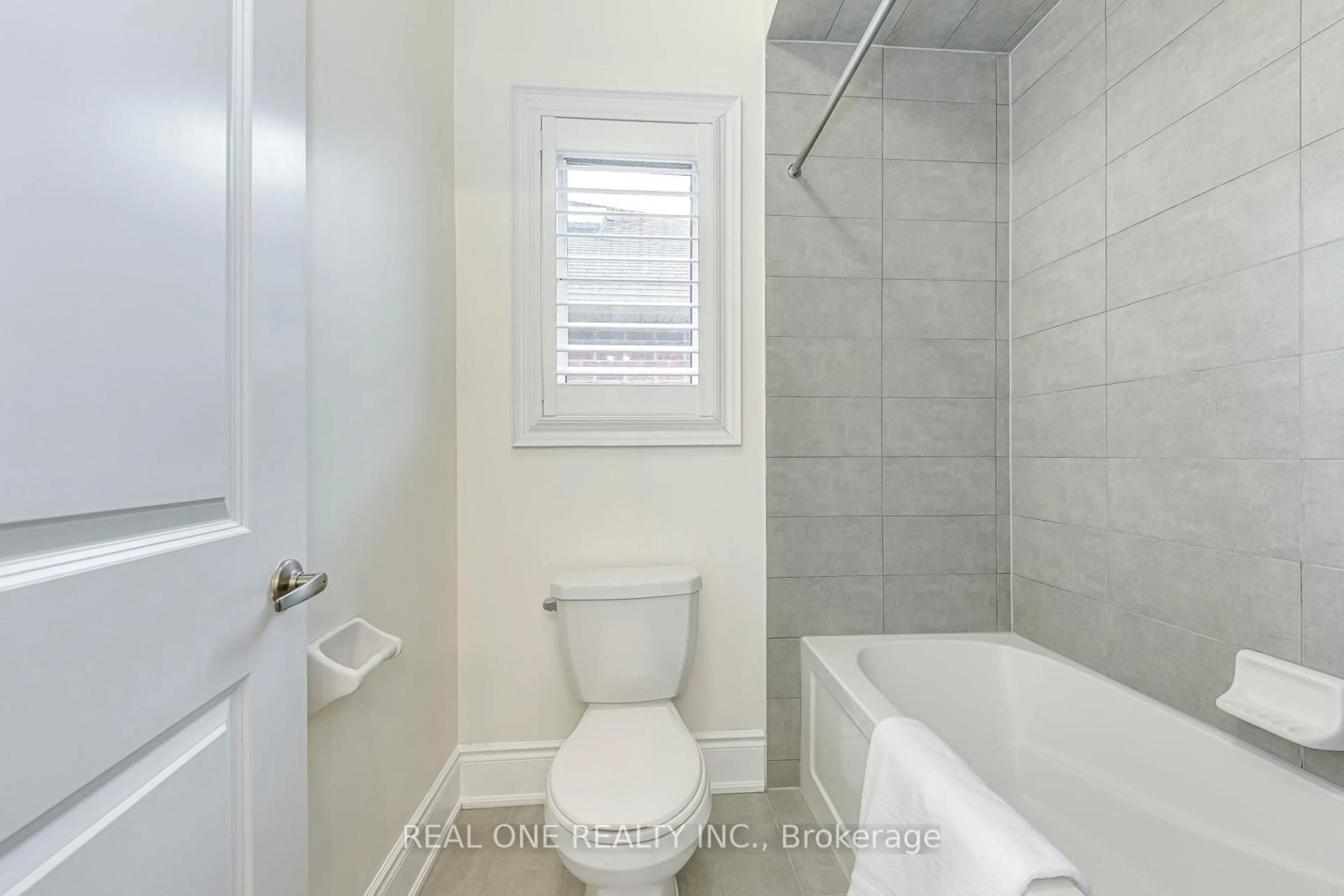 Standard bathroom, ceramic/tile floor for 3184 William Rose Way, Oakville Ontario L6H 7H5