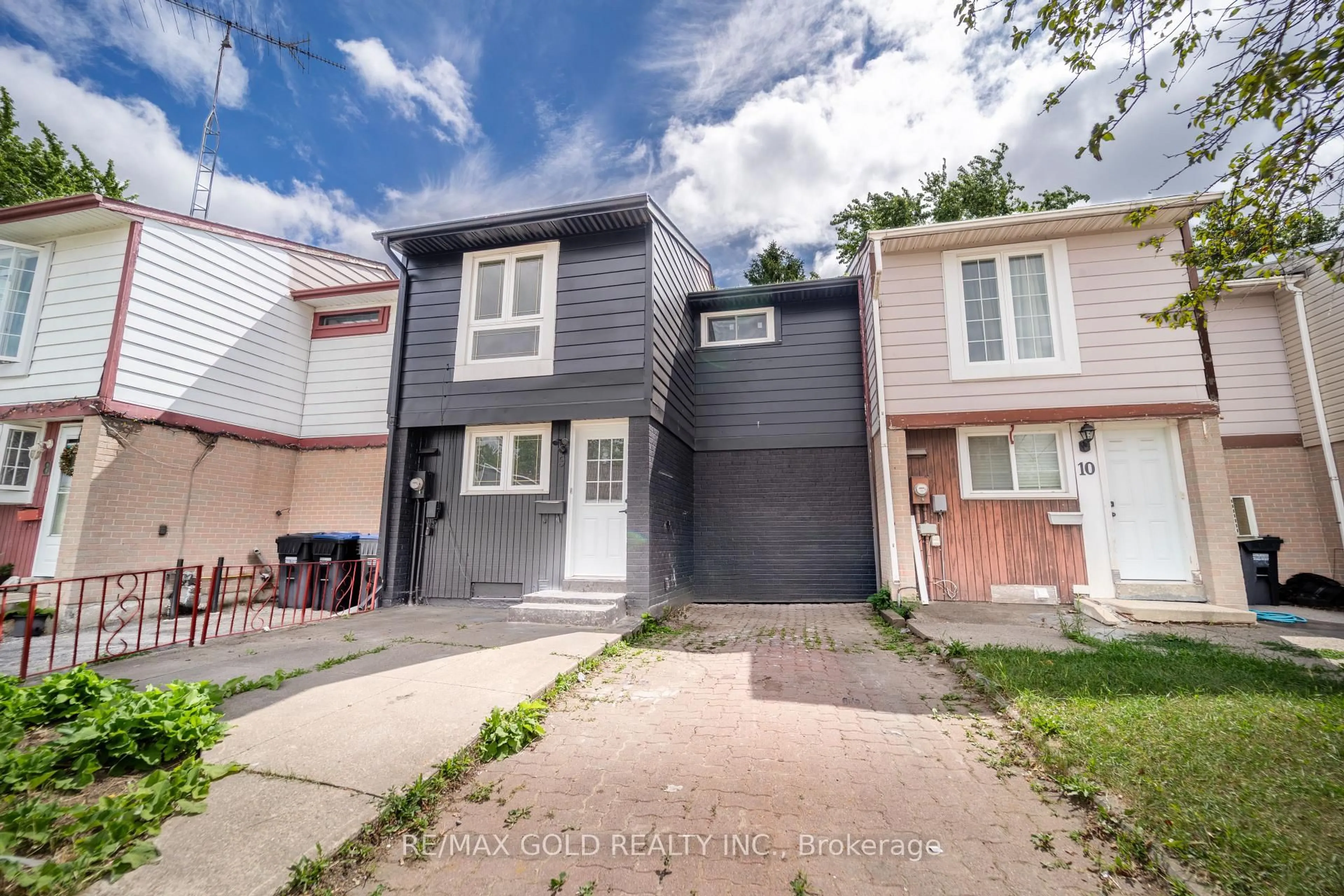 Unknown for 9 Hallcrown Crt, Brampton Ontario L6S 2A7