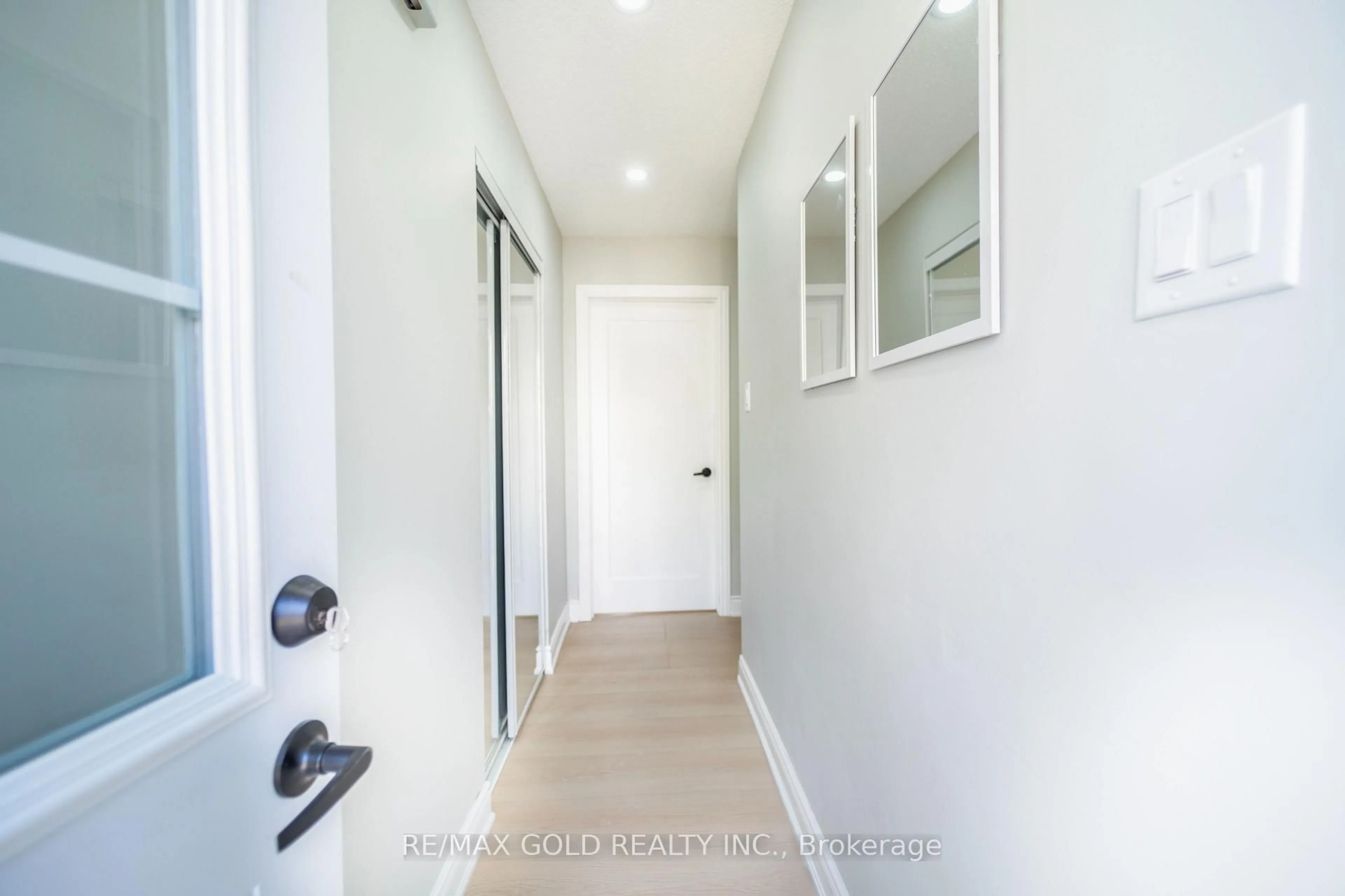 Indoor entryway for 9 Hallcrown Crt, Brampton Ontario L6S 2A7