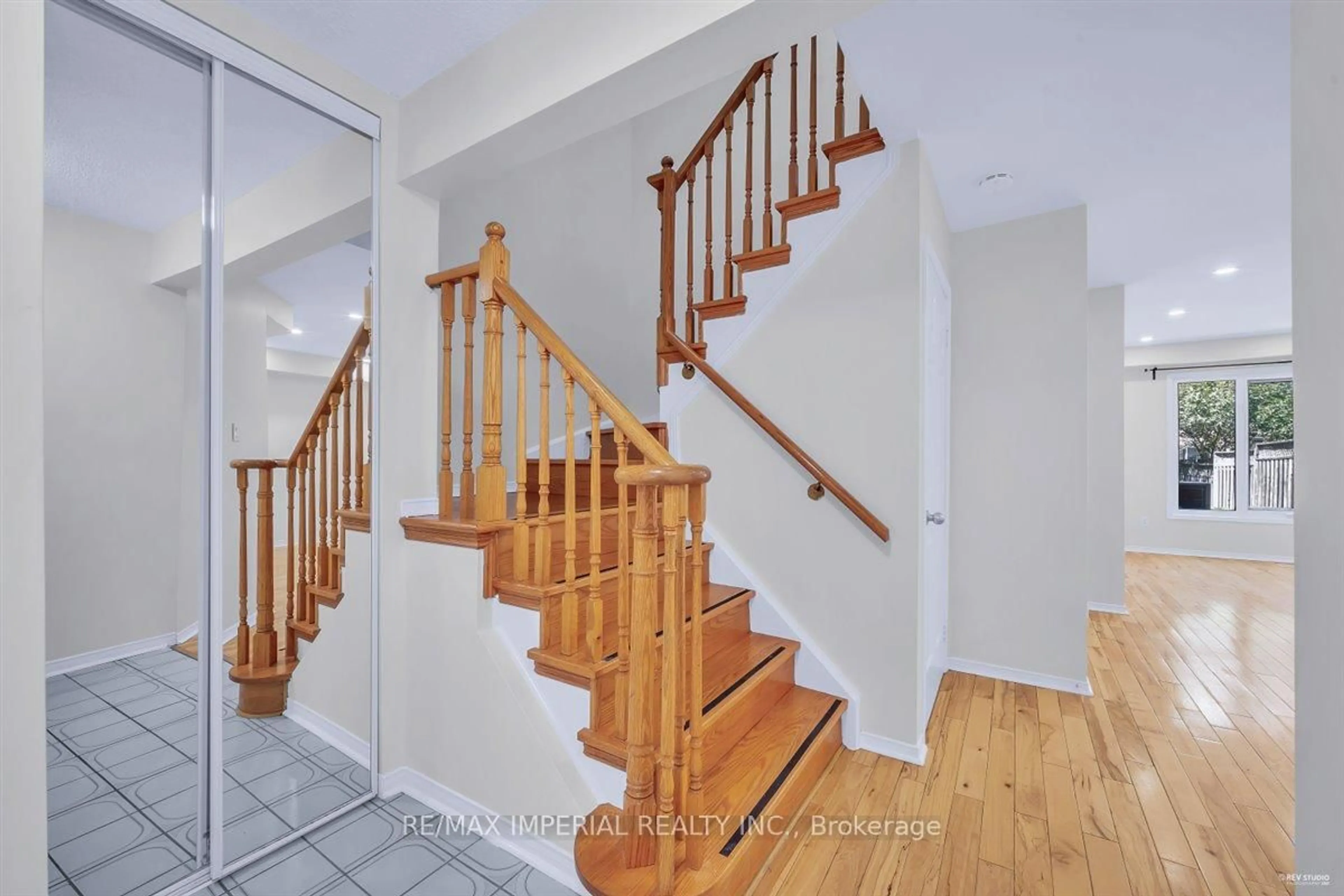 Stairs for 2748 Lindholm Cres, Mississauga Ontario L5M 4S4