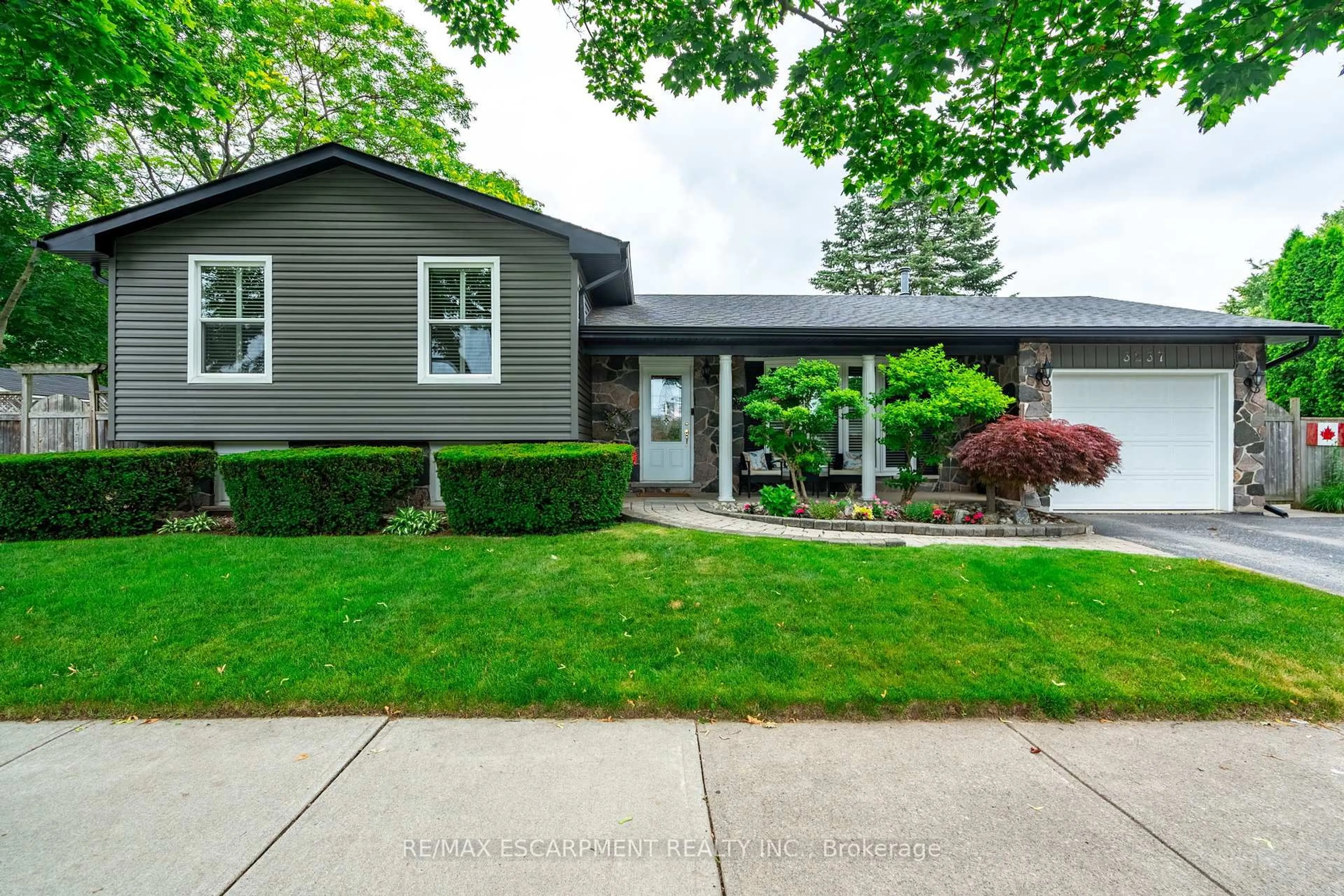 Home with vinyl exterior material, street for 3237 Woodward Ave, Burlington Ontario L7N 2M6