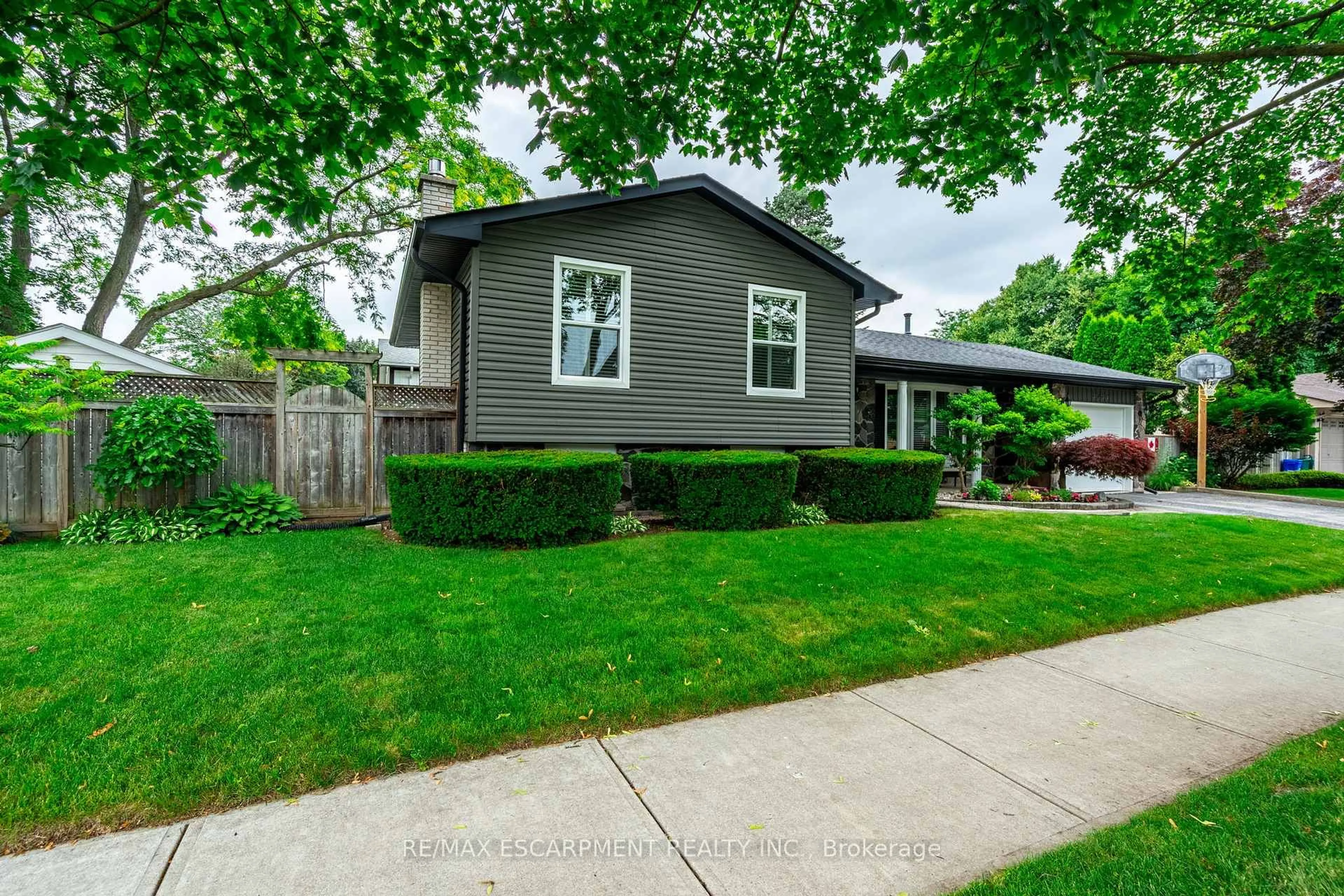 Home with vinyl exterior material, street for 3237 Woodward Ave, Burlington Ontario L7N 2M6