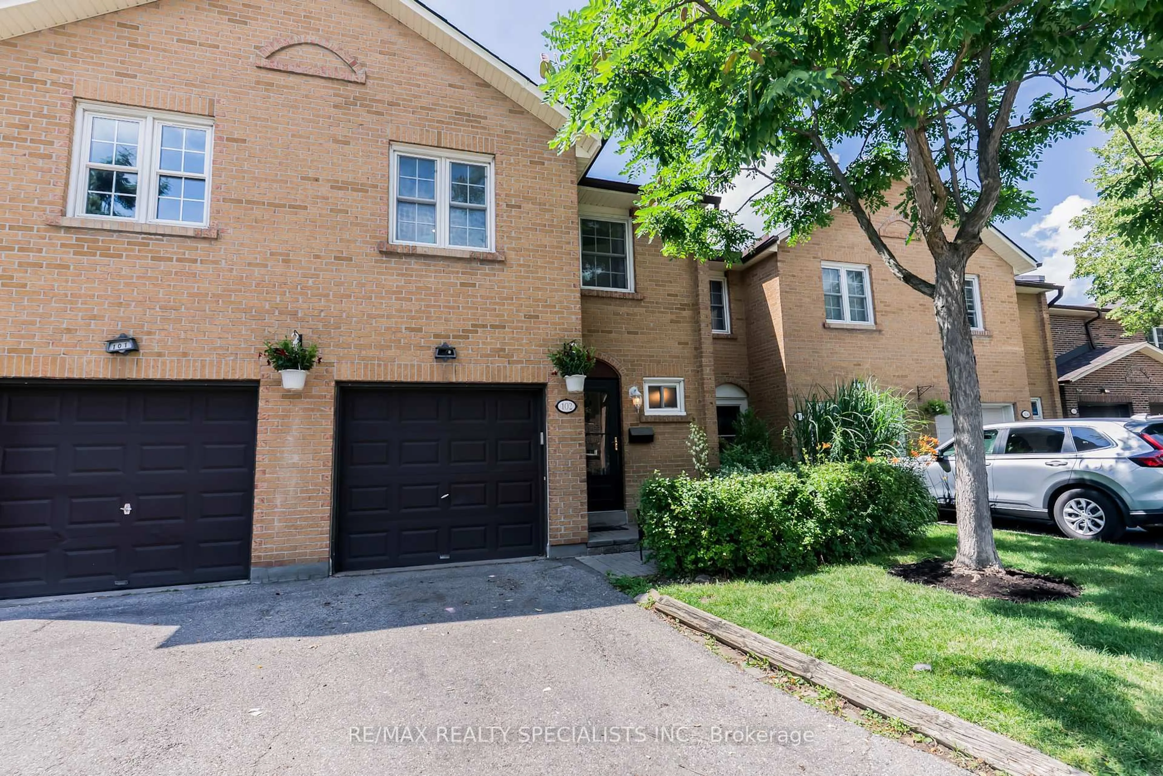 Home with brick exterior material, street for 2120 Rathburn Rd #102, Mississauga Ontario L4W 2S8