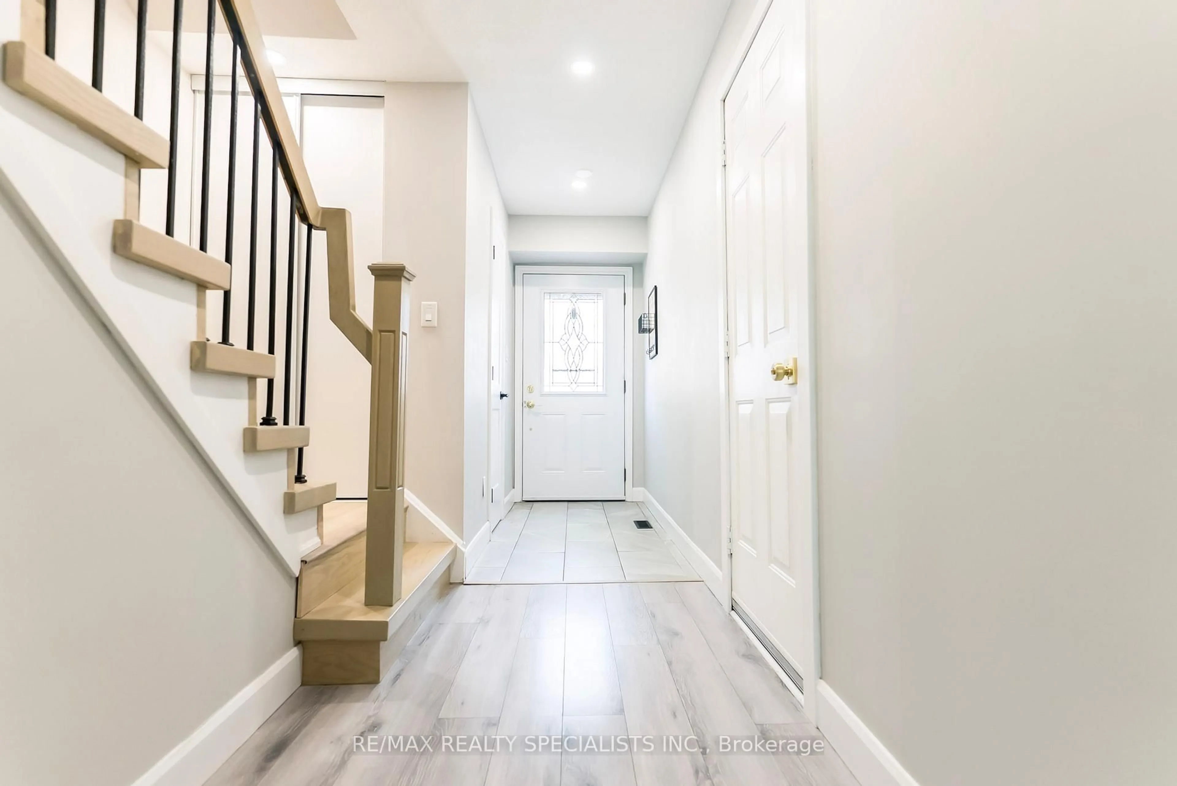 Indoor entryway for 2120 Rathburn Rd #102, Mississauga Ontario L4W 2S8