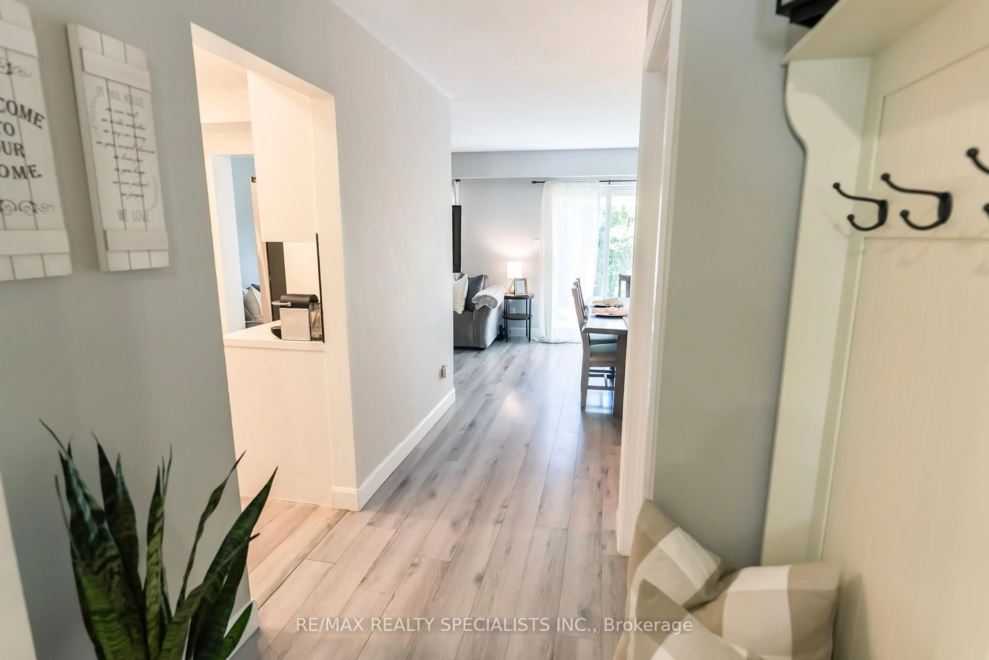 Indoor entryway for 2120 Rathburn Rd #102, Mississauga Ontario L4W 2S8