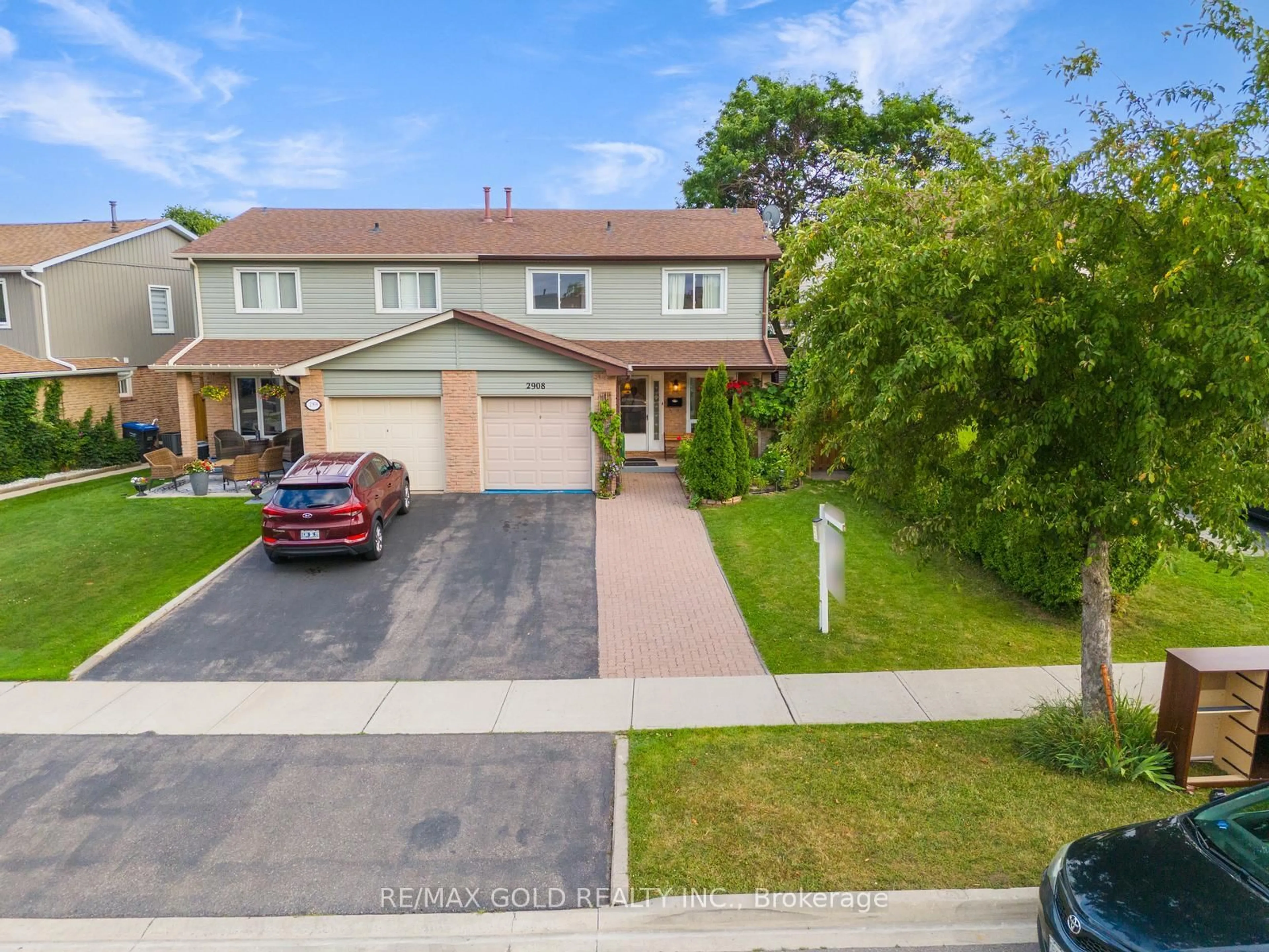 A pic from outside/outdoor area/front of a property/back of a property/a pic from drone, street for 2908 Arles Mews, Mississauga Ontario L5N 2N2