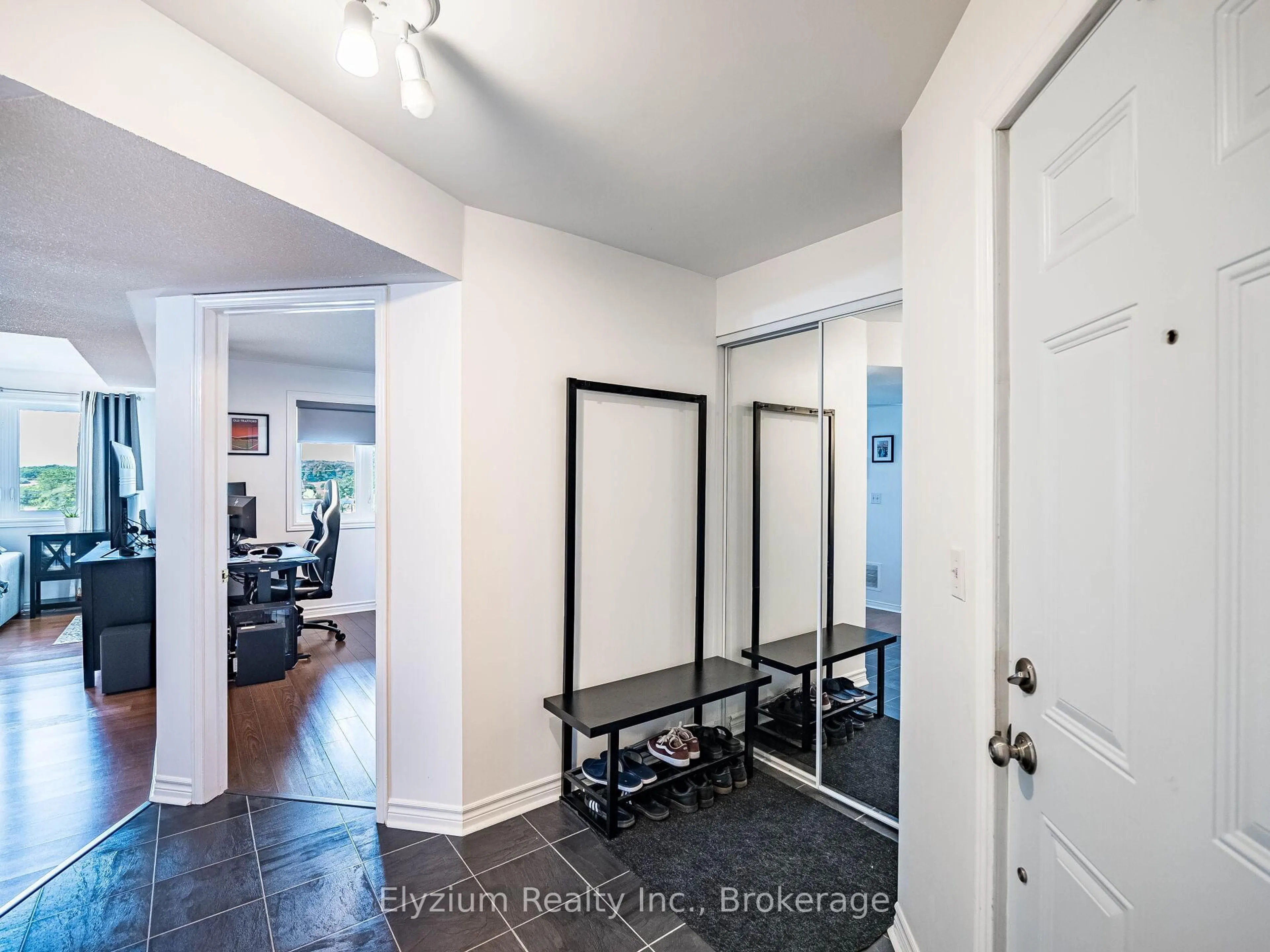 Indoor entryway for 75 Bristol Rd #193, Mississauga Ontario L4Z 3P2