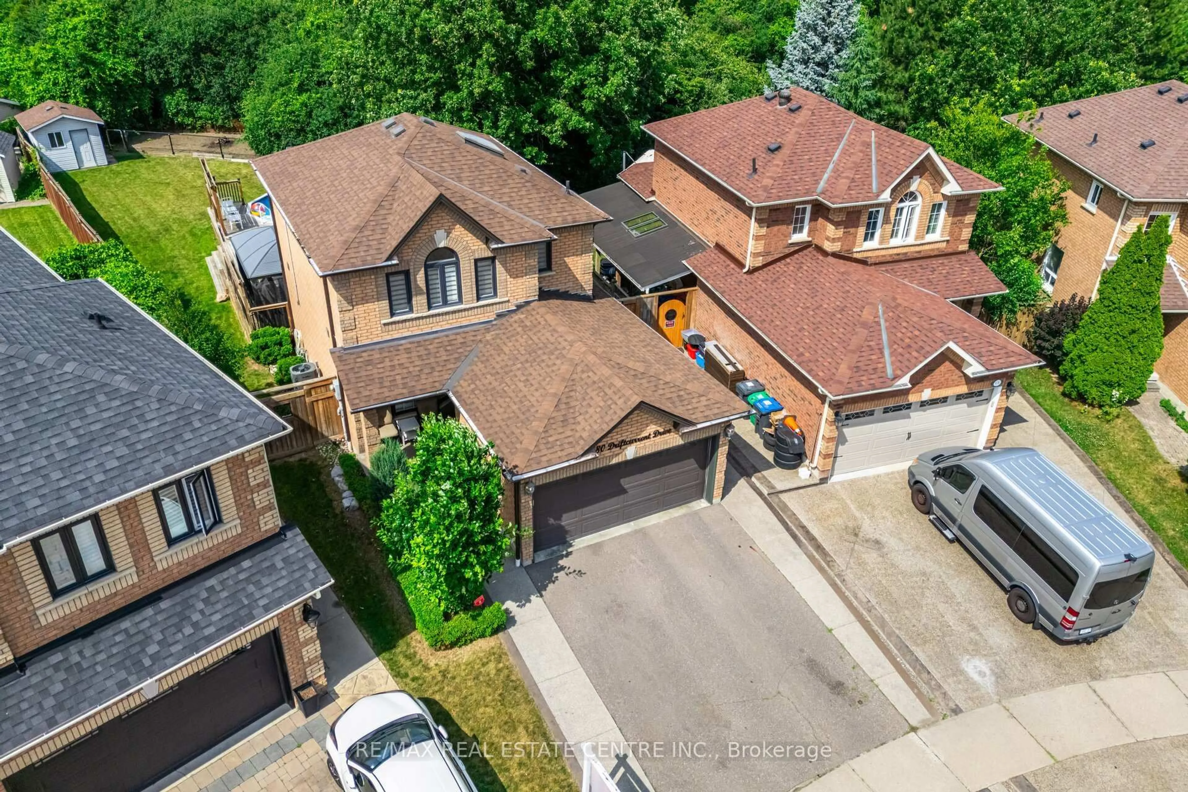 A pic from outside/outdoor area/front of a property/back of a property/a pic from drone, street for 680 Driftcurrent Dr, Mississauga Ontario L4Z 3Z4