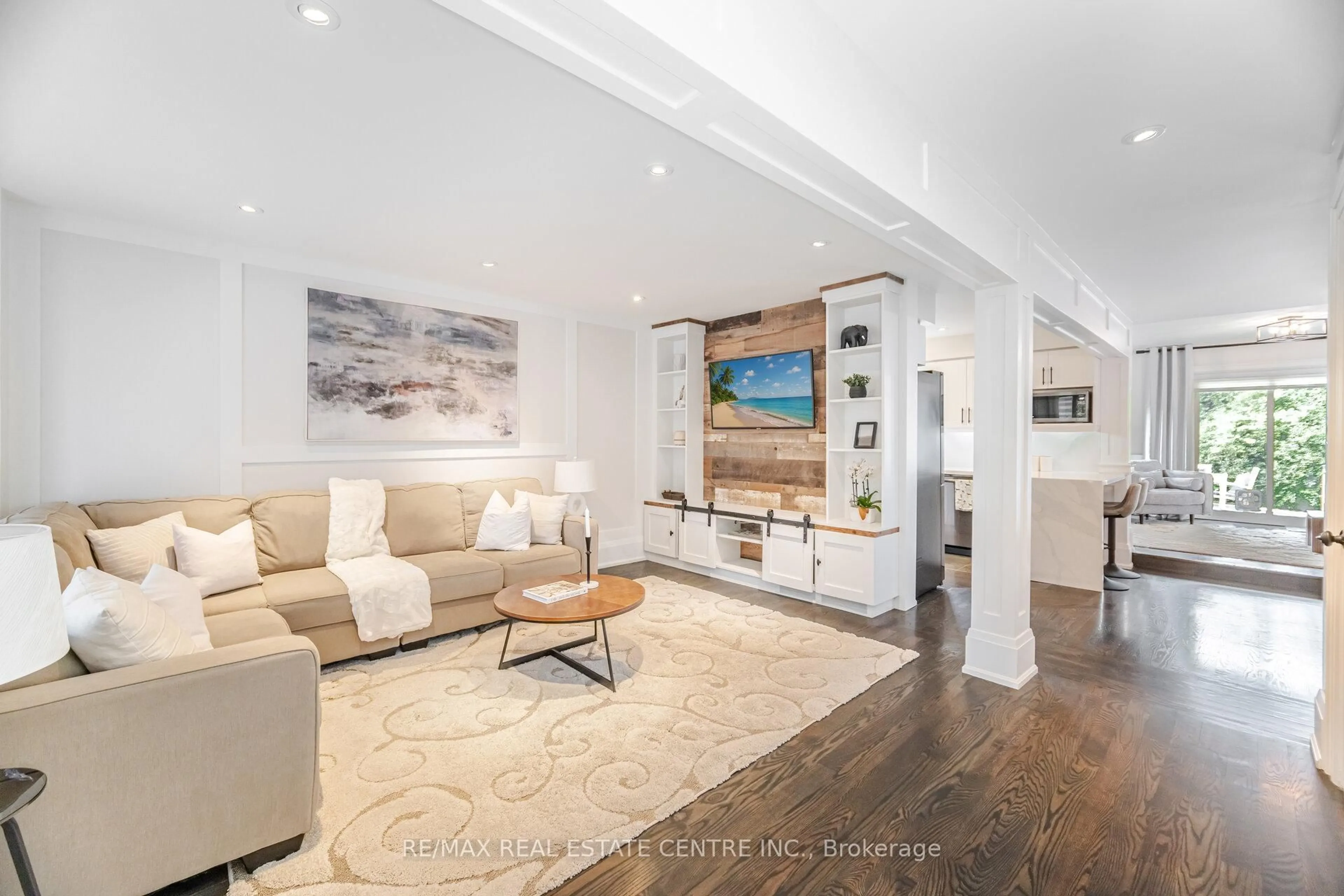 Living room with furniture, unknown for 680 Driftcurrent Dr, Mississauga Ontario L4Z 3Z4
