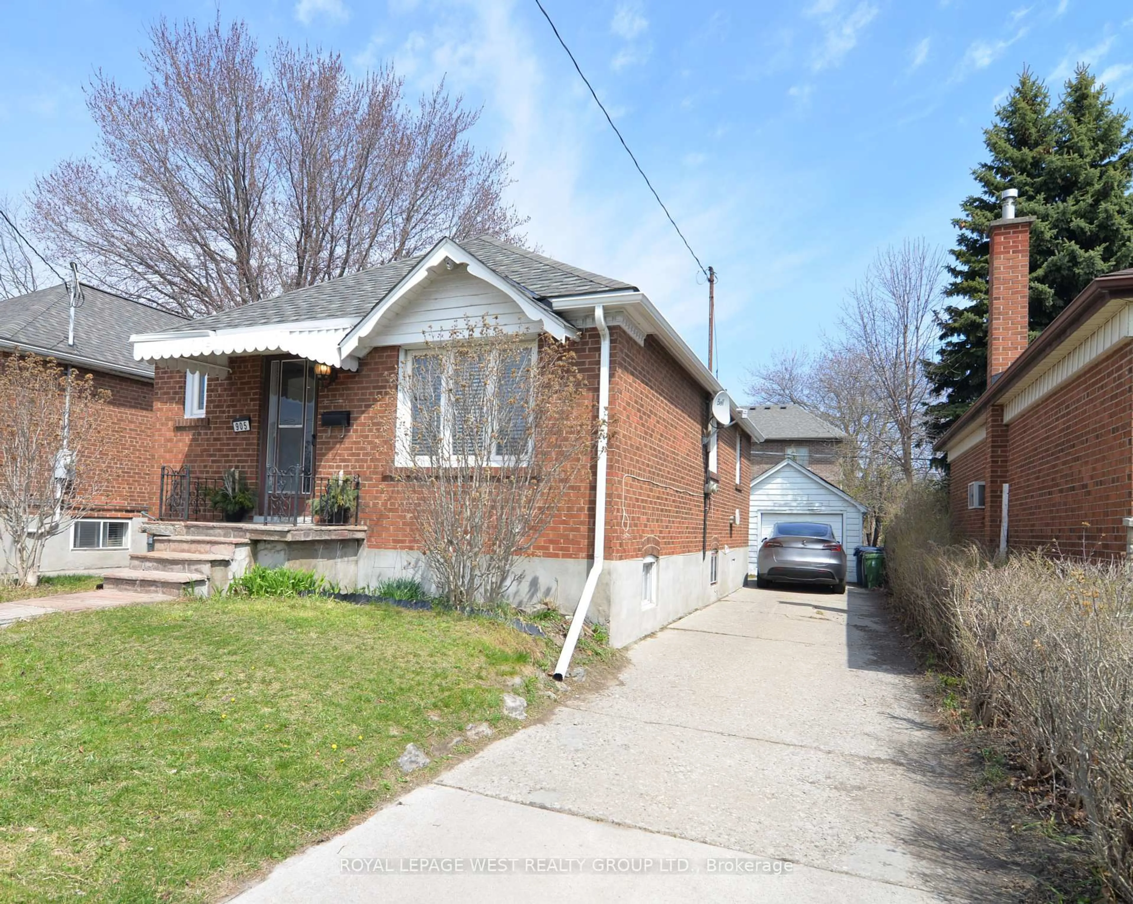 Home with brick exterior material, street for 905 Islington Ave, Toronto Ontario M8Z 4P1
