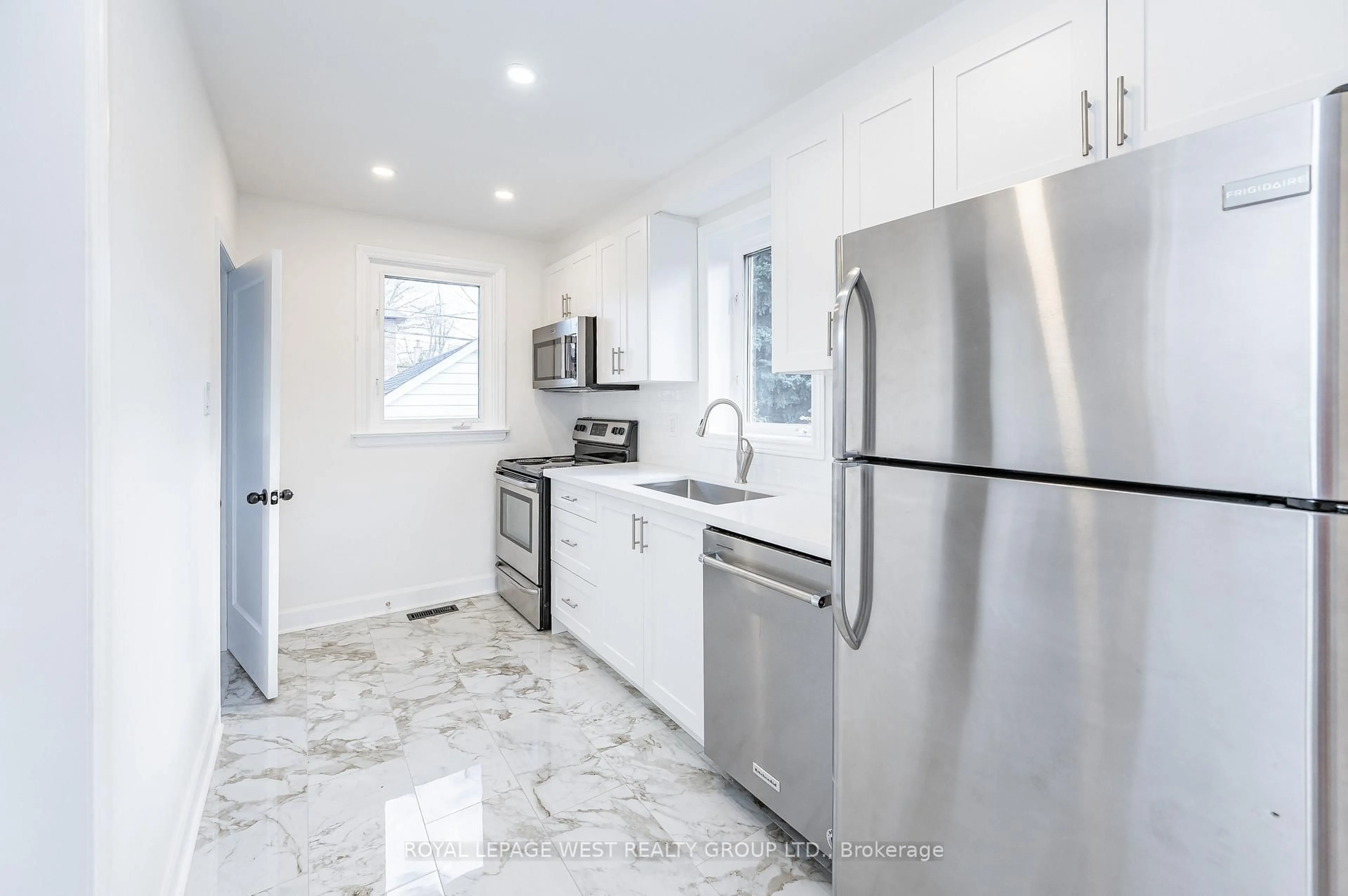 Unknown for 905 Islington Ave, Toronto Ontario M8Z 4P1