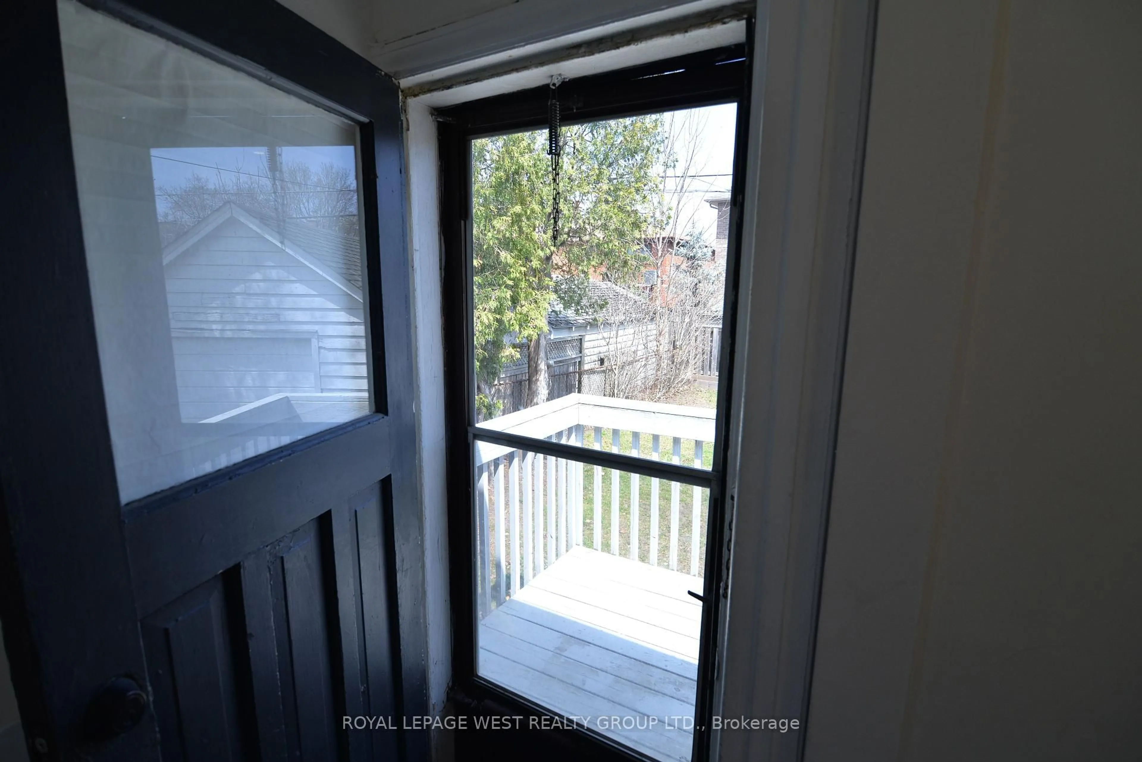 Indoor entryway for 905 Islington Ave, Toronto Ontario M8Z 4P1