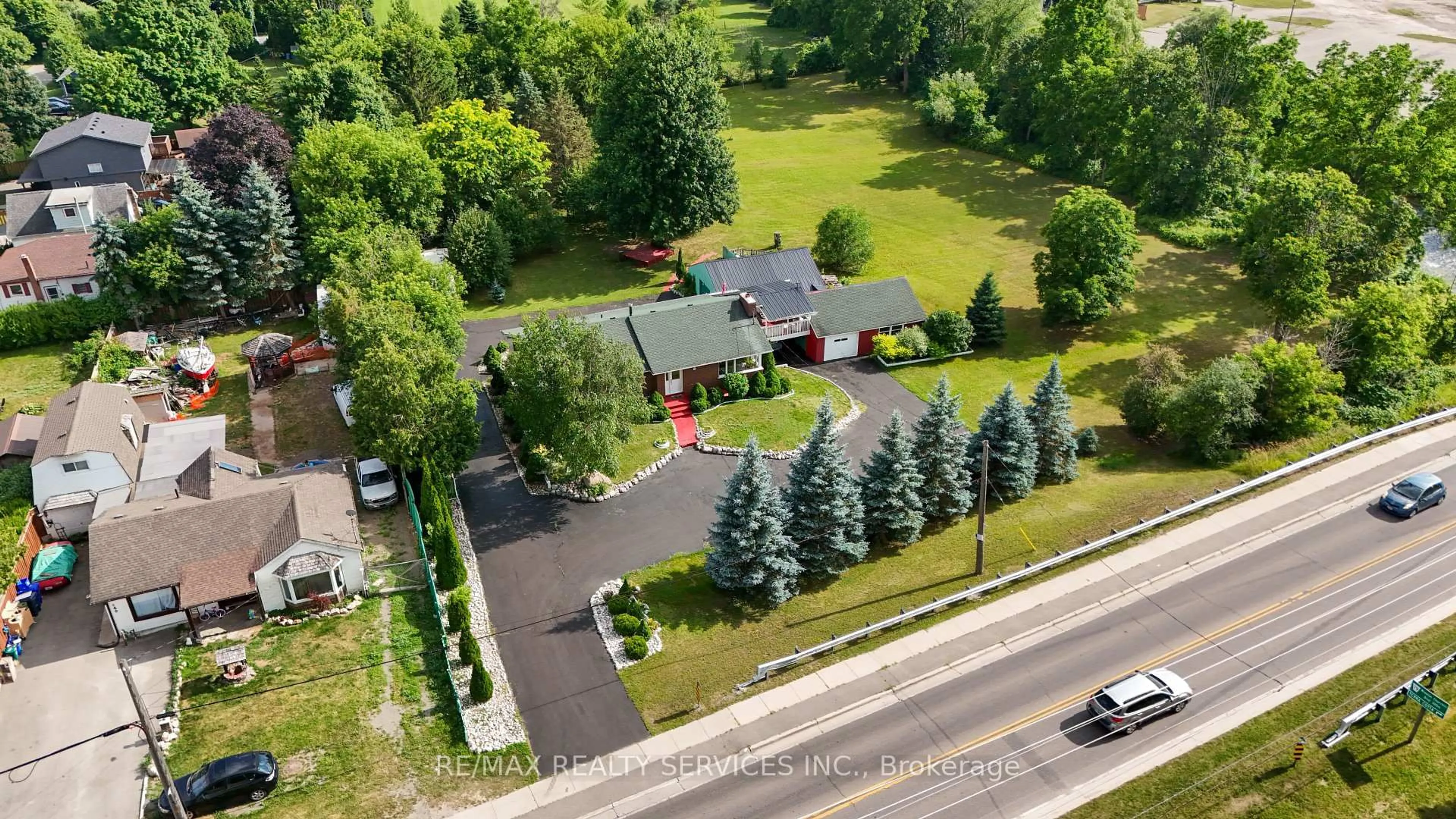 A pic from outside/outdoor area/front of a property/back of a property/a pic from drone, street for 538 Guelph St, Halton Hills Ontario L0P 0A2