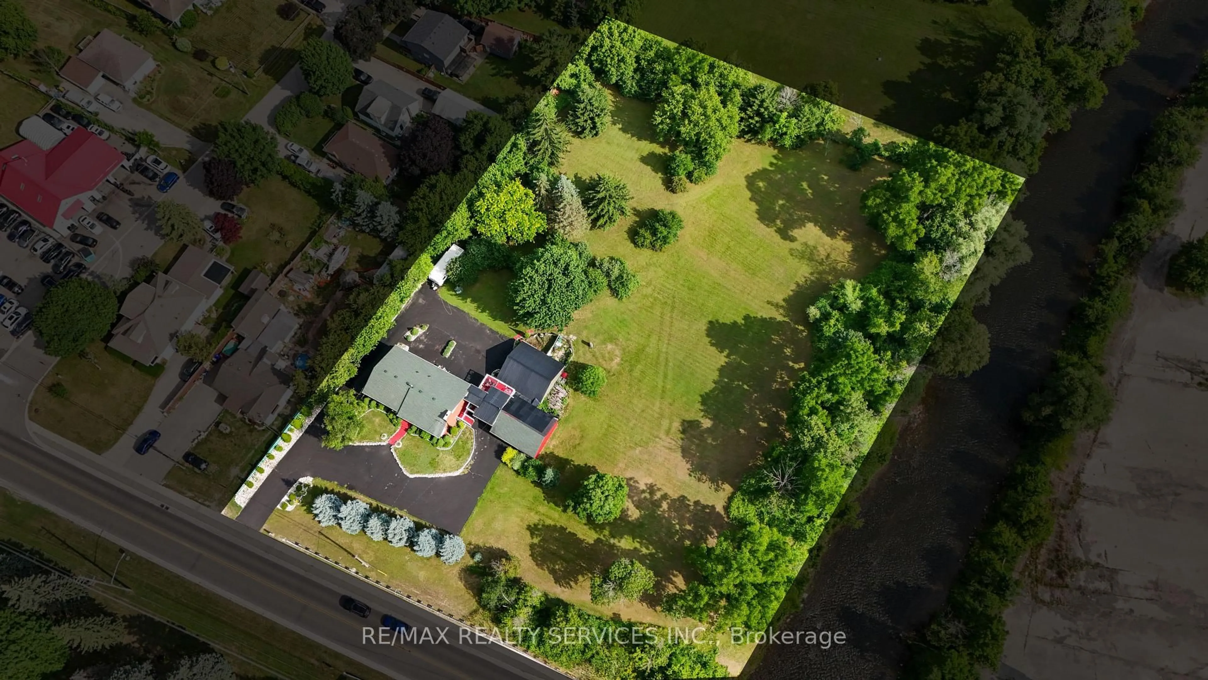 A pic from outside/outdoor area/front of a property/back of a property/a pic from drone, building for 538 Guelph St, Halton Hills Ontario L0P 0A2