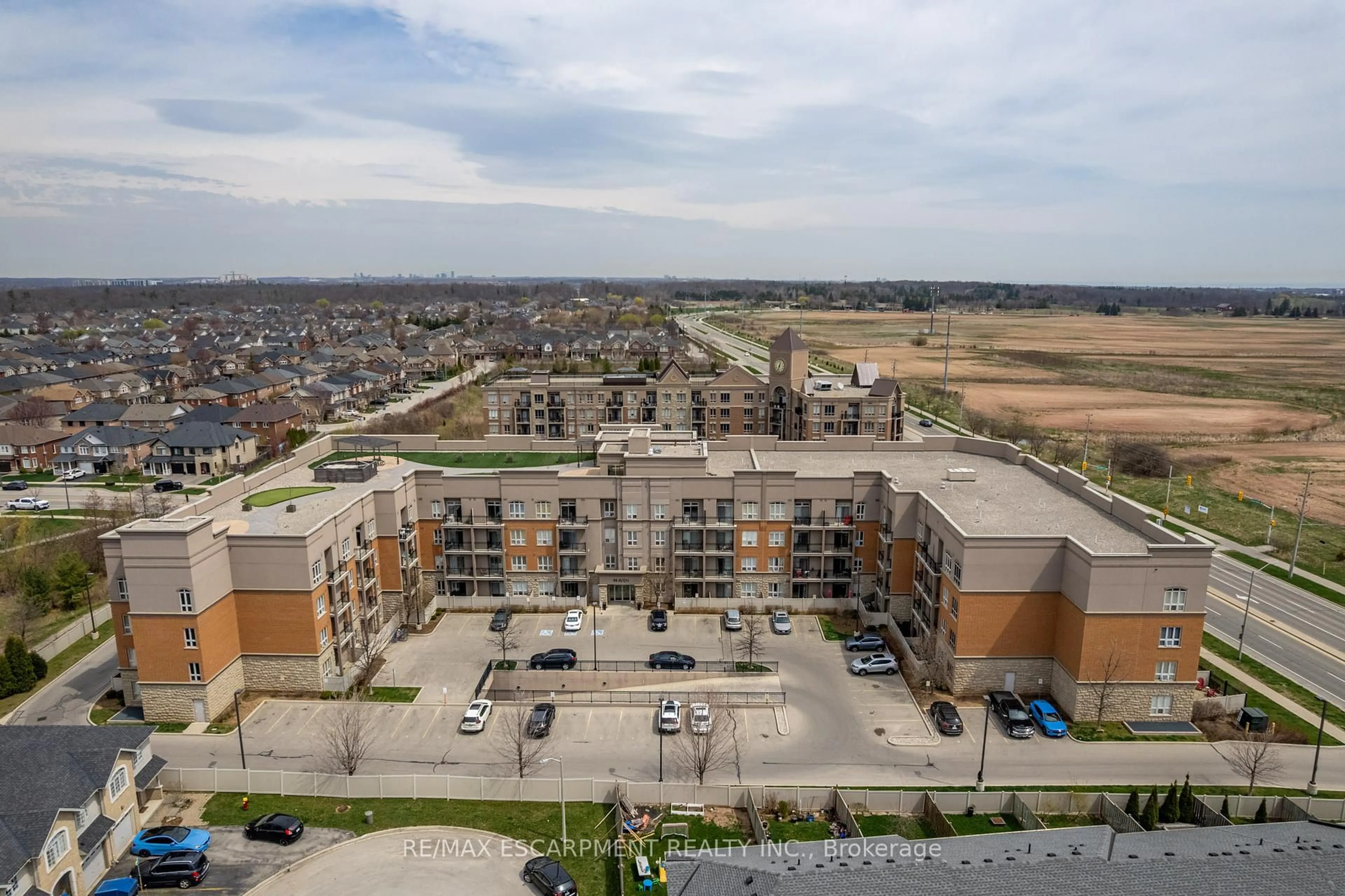 A pic from outside/outdoor area/front of a property/back of a property/a pic from drone, unknown for 5317 Upper Middle Rd #316, Burlington Ontario L7L 0G8