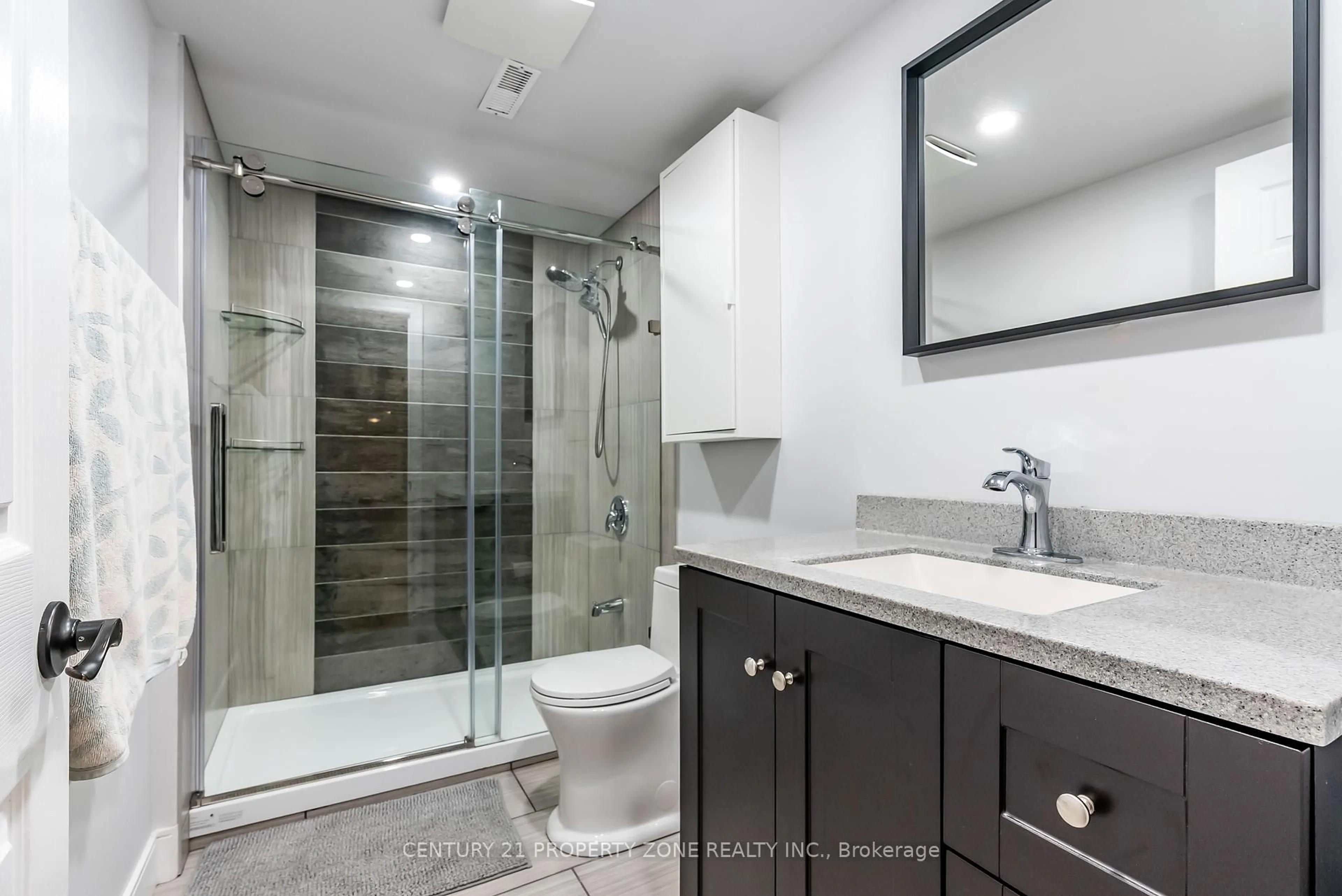 Contemporary bathroom, ceramic/tile floor for 4265 Lingfield Cres, Mississauga Ontario L4W 3M3