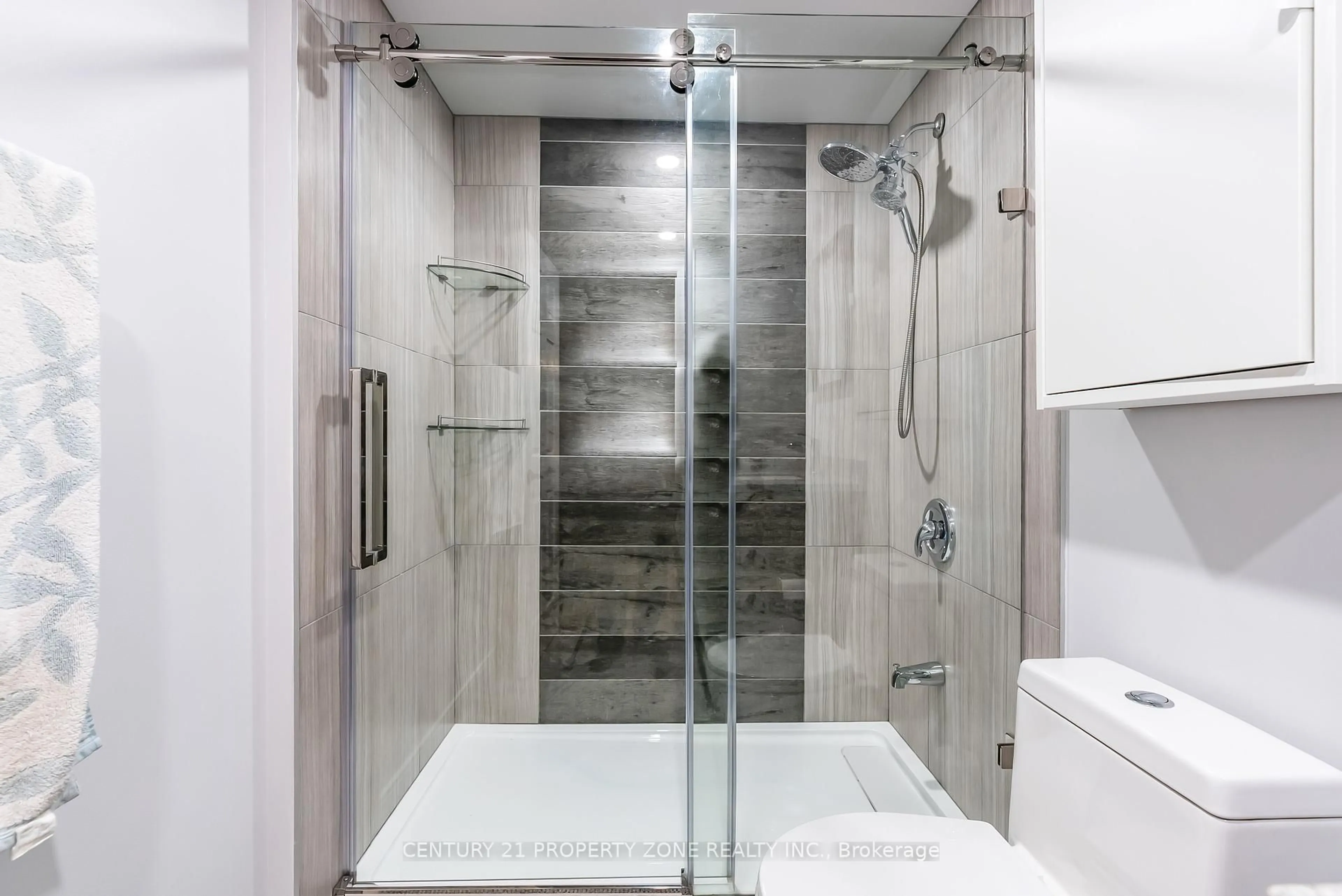 Contemporary bathroom, ceramic/tile floor for 4265 Lingfield Cres, Mississauga Ontario L4W 3M3