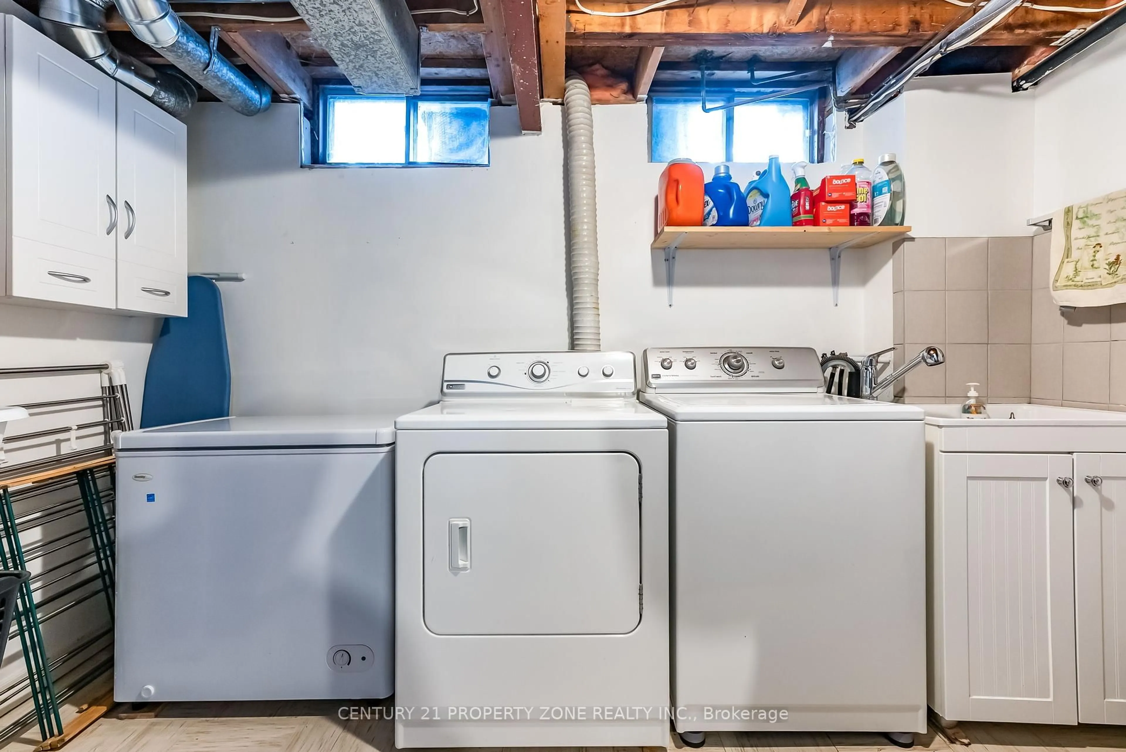 Laundry room for 4265 Lingfield Cres, Mississauga Ontario L4W 3M3