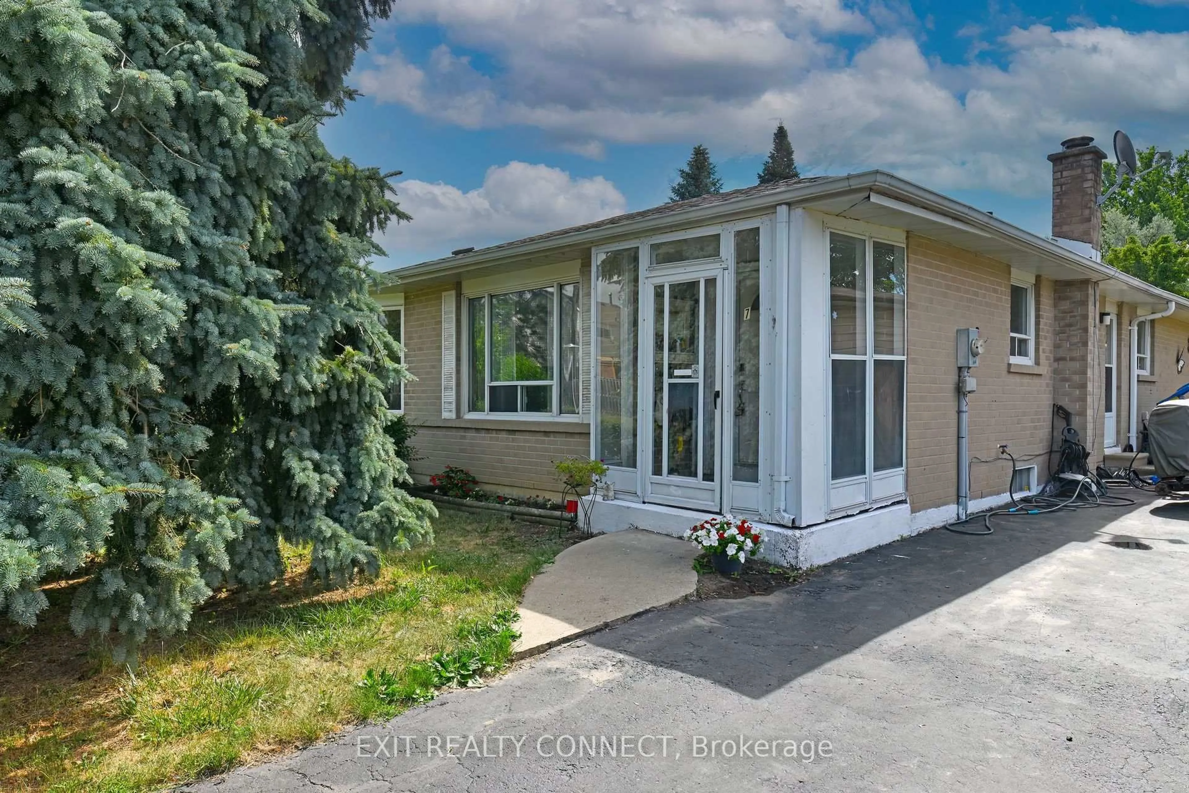A pic from outside/outdoor area/front of a property/back of a property/a pic from drone, street for 7 Mandarin Cres, Brampton Ontario L6S 2S2