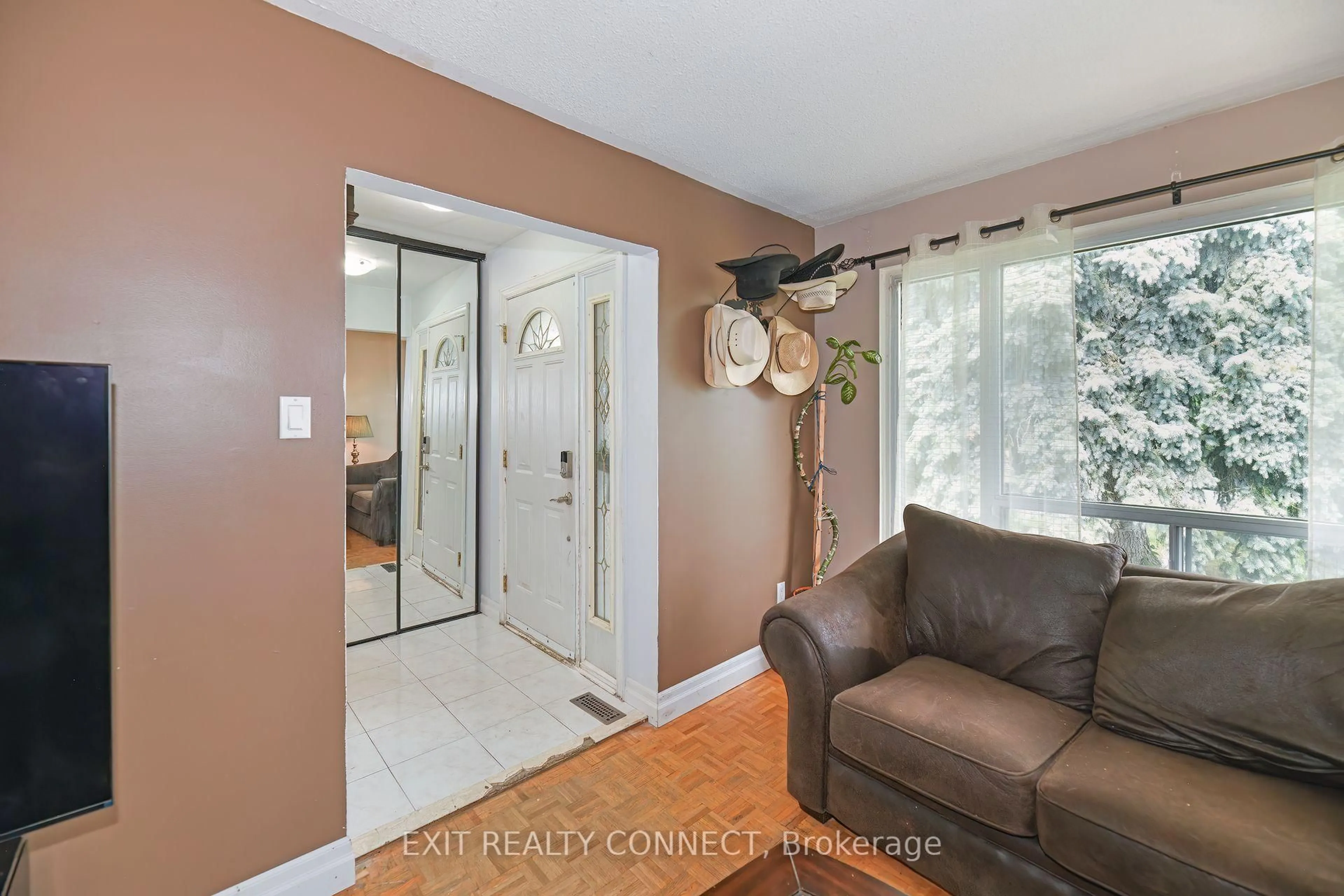 Indoor entryway for 7 Mandarin Cres, Brampton Ontario L6S 2S2