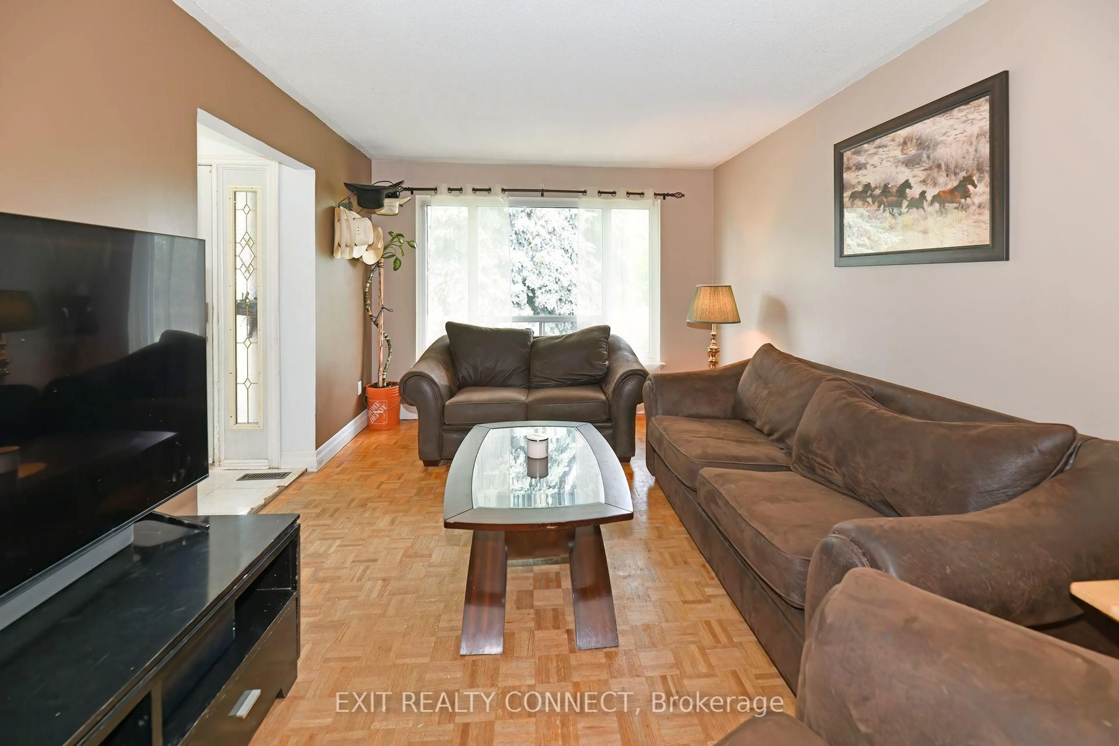 Living room with furniture, unknown for 7 Mandarin Cres, Brampton Ontario L6S 2S2