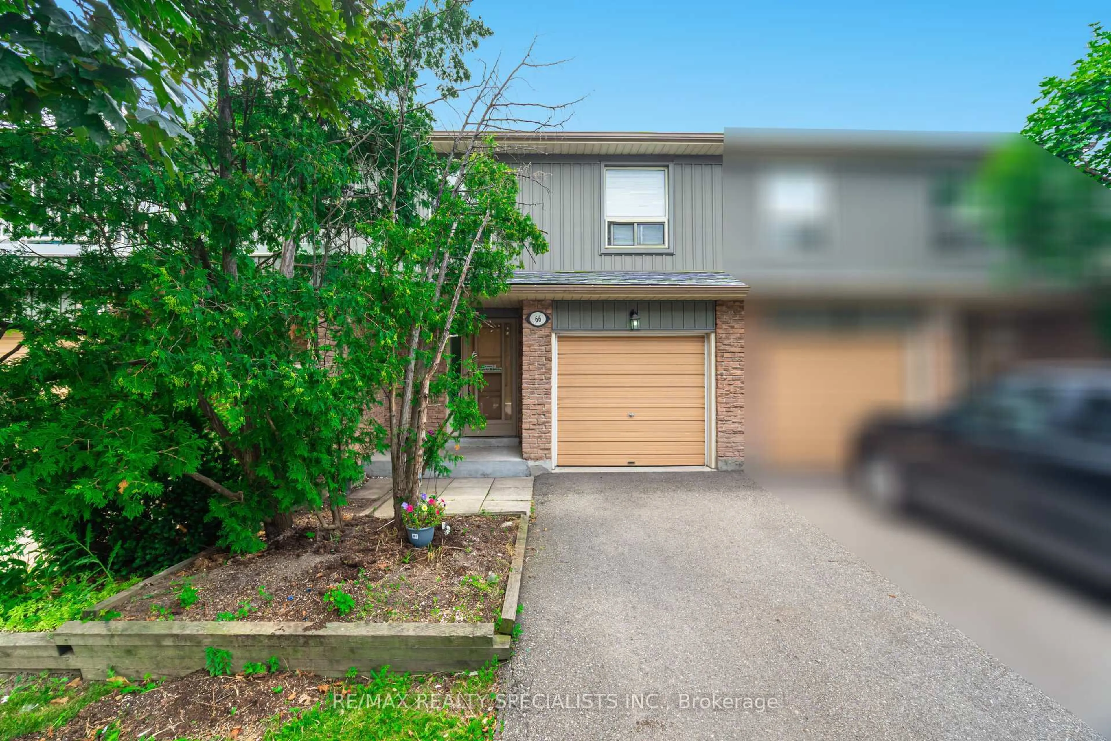 A pic from outside/outdoor area/front of a property/back of a property/a pic from drone, street for 60 Hanson Rd, Mississauga Ontario L5B 2P6