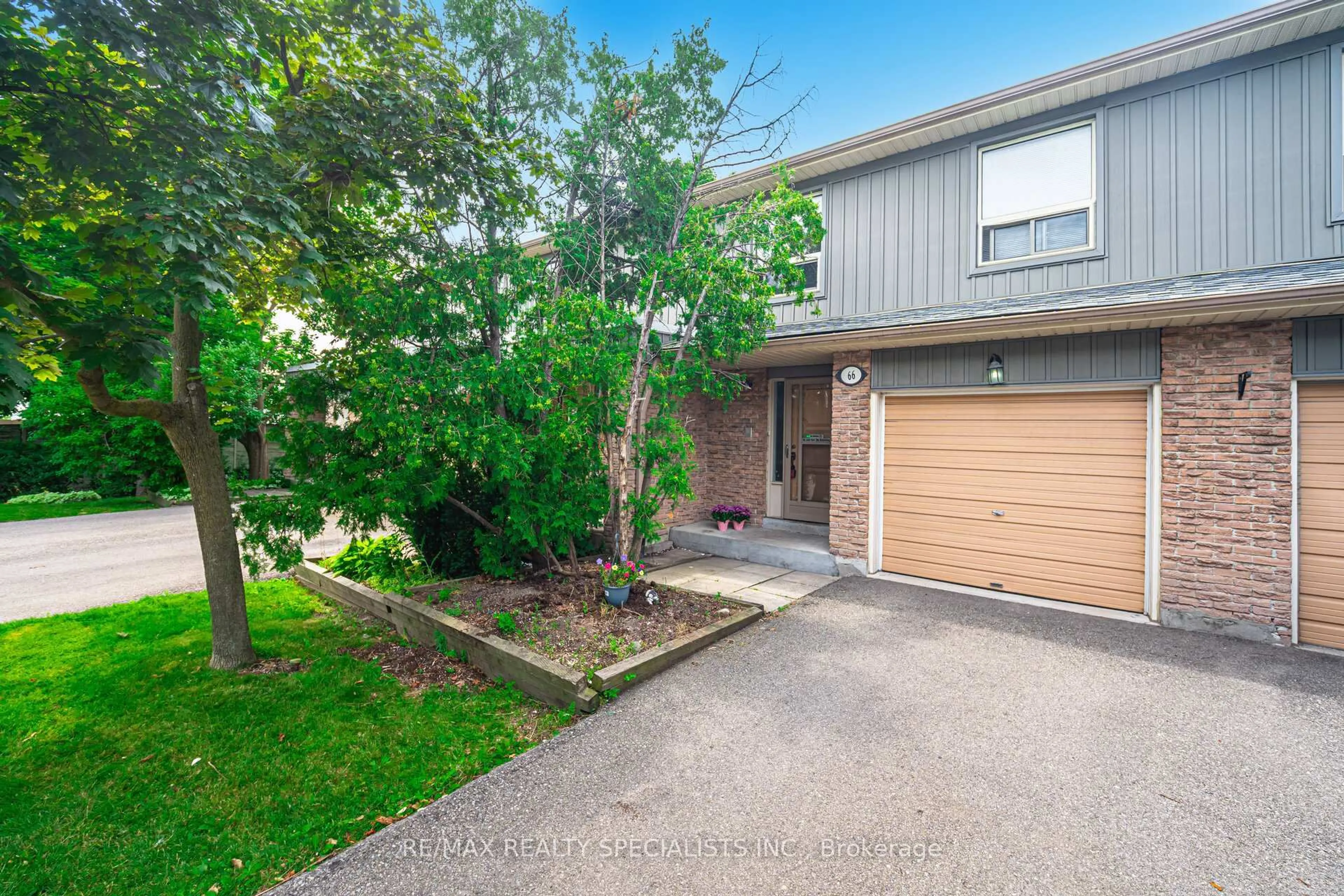 A pic from outside/outdoor area/front of a property/back of a property/a pic from drone, street for 60 Hanson Rd, Mississauga Ontario L5B 2P6