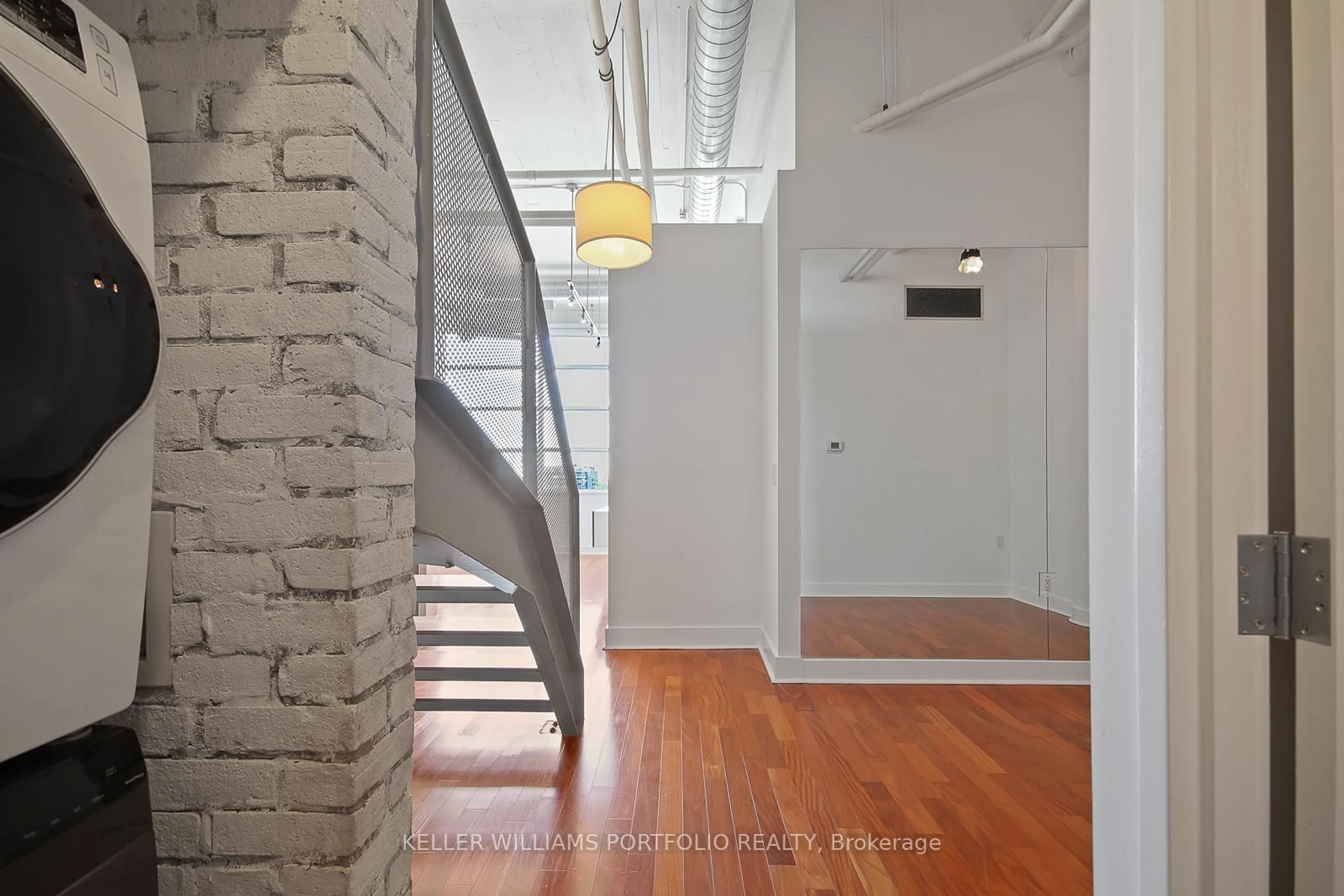 Indoor foyer for 1001 Roselawn Ave #434, Toronto Ontario M6B 4M4