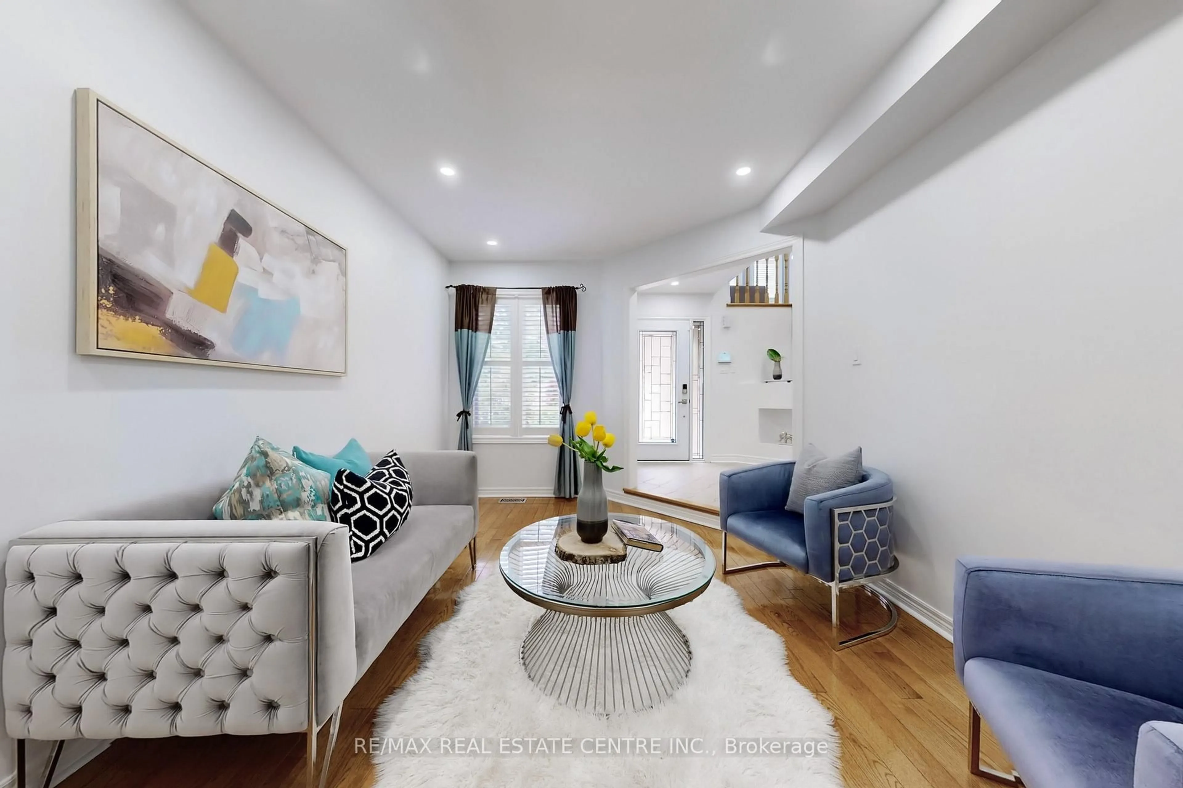 Living room with furniture, unknown for 5686 Whitehorn Ave, Mississauga Ontario L5V 2A9