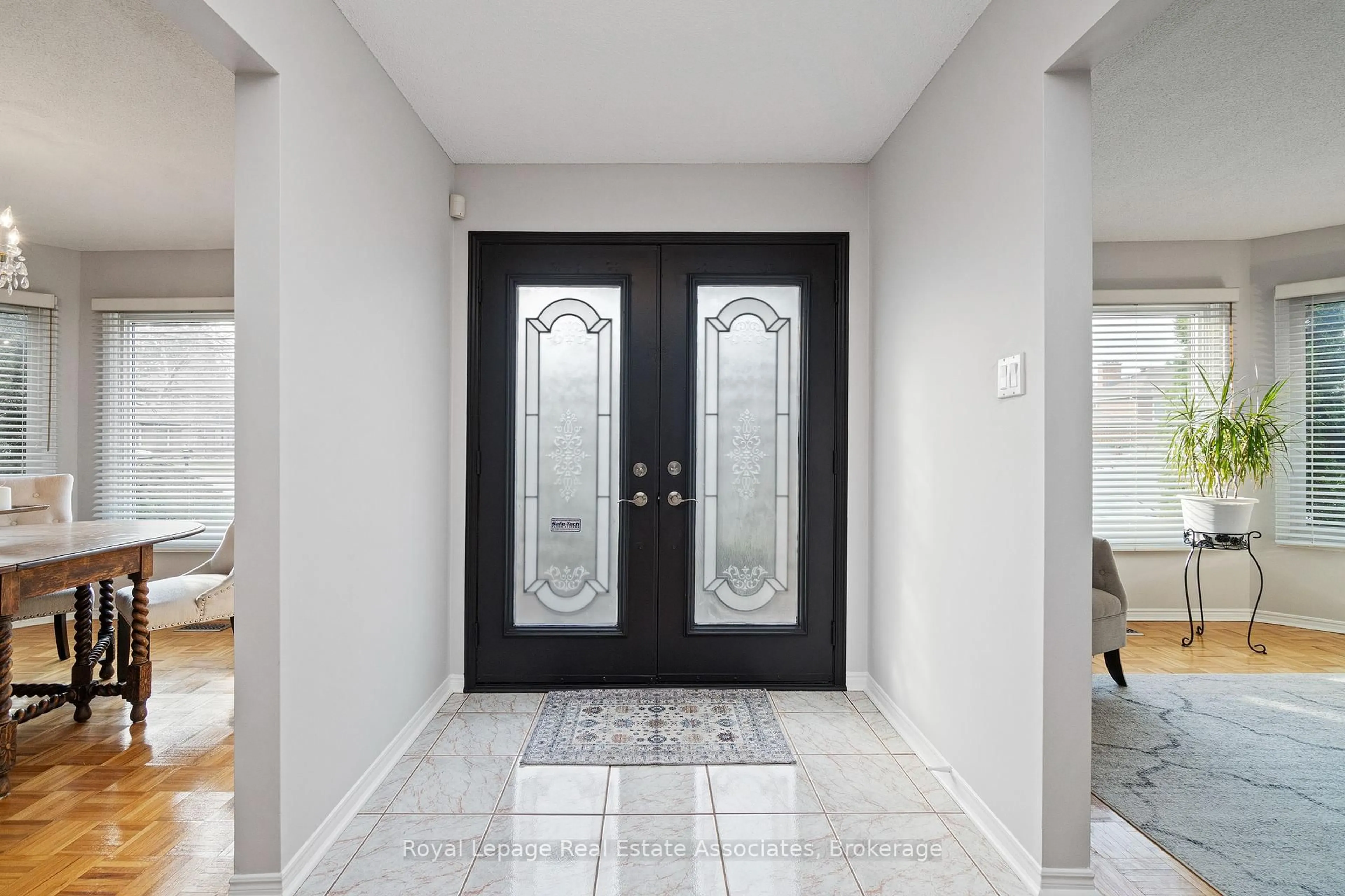 Indoor entryway for 1 Brookbank Crt, Brampton Ontario L6G 3G2