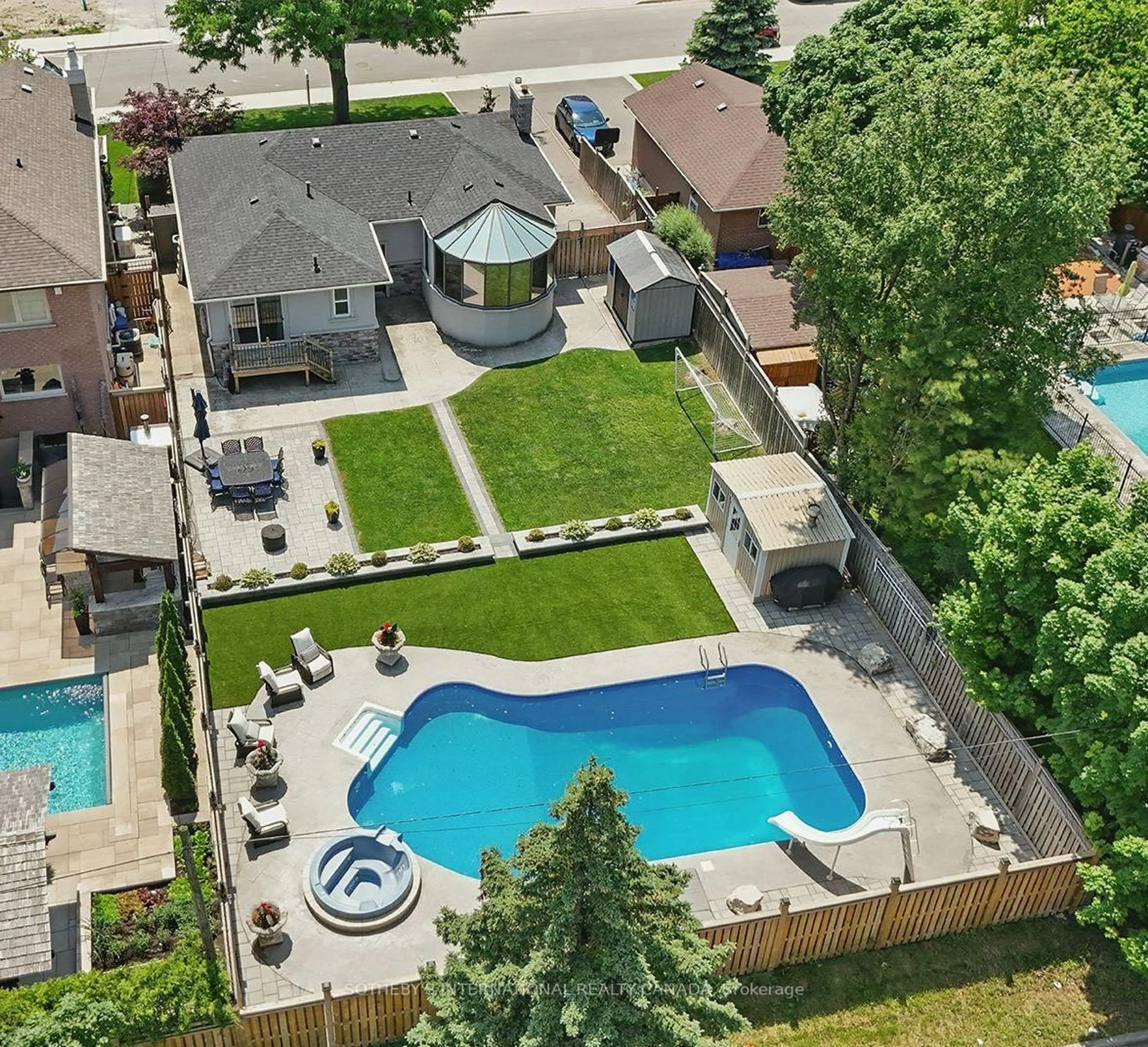 A pic from outside/outdoor area/front of a property/back of a property/a pic from drone, street for 3487 Yale Rd, Mississauga Ontario L5A 2V4