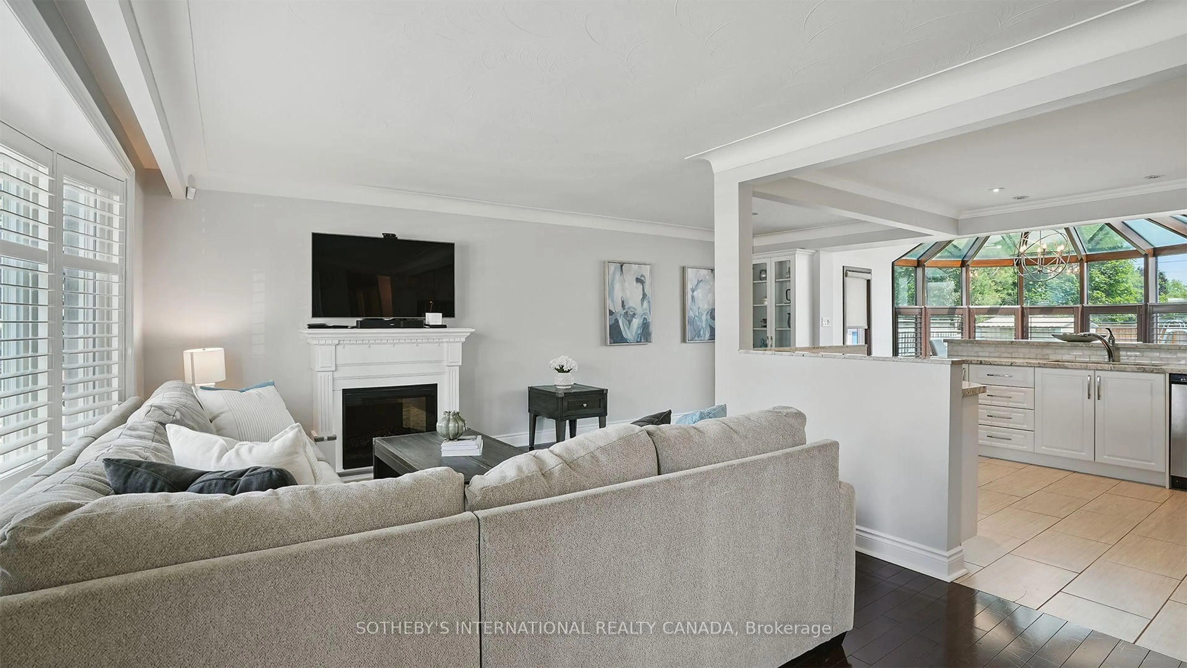 Living room with furniture, unknown for 3487 Yale Rd, Mississauga Ontario L5A 2V4