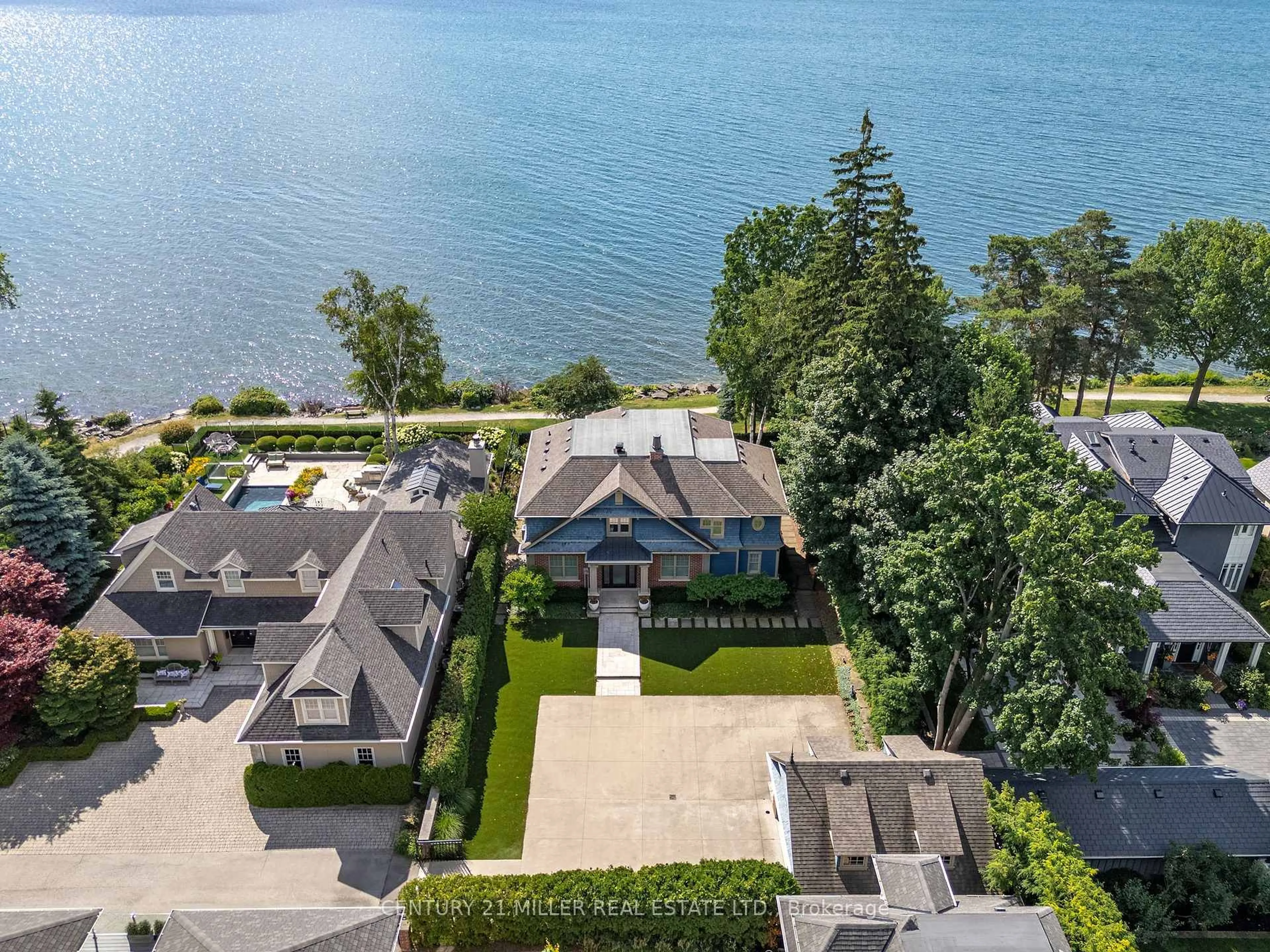 A pic from outside/outdoor area/front of a property/back of a property/a pic from drone, water/lake/river/ocean view for 6 Chartwell Rd, Oakville Ontario L6J 3Z4