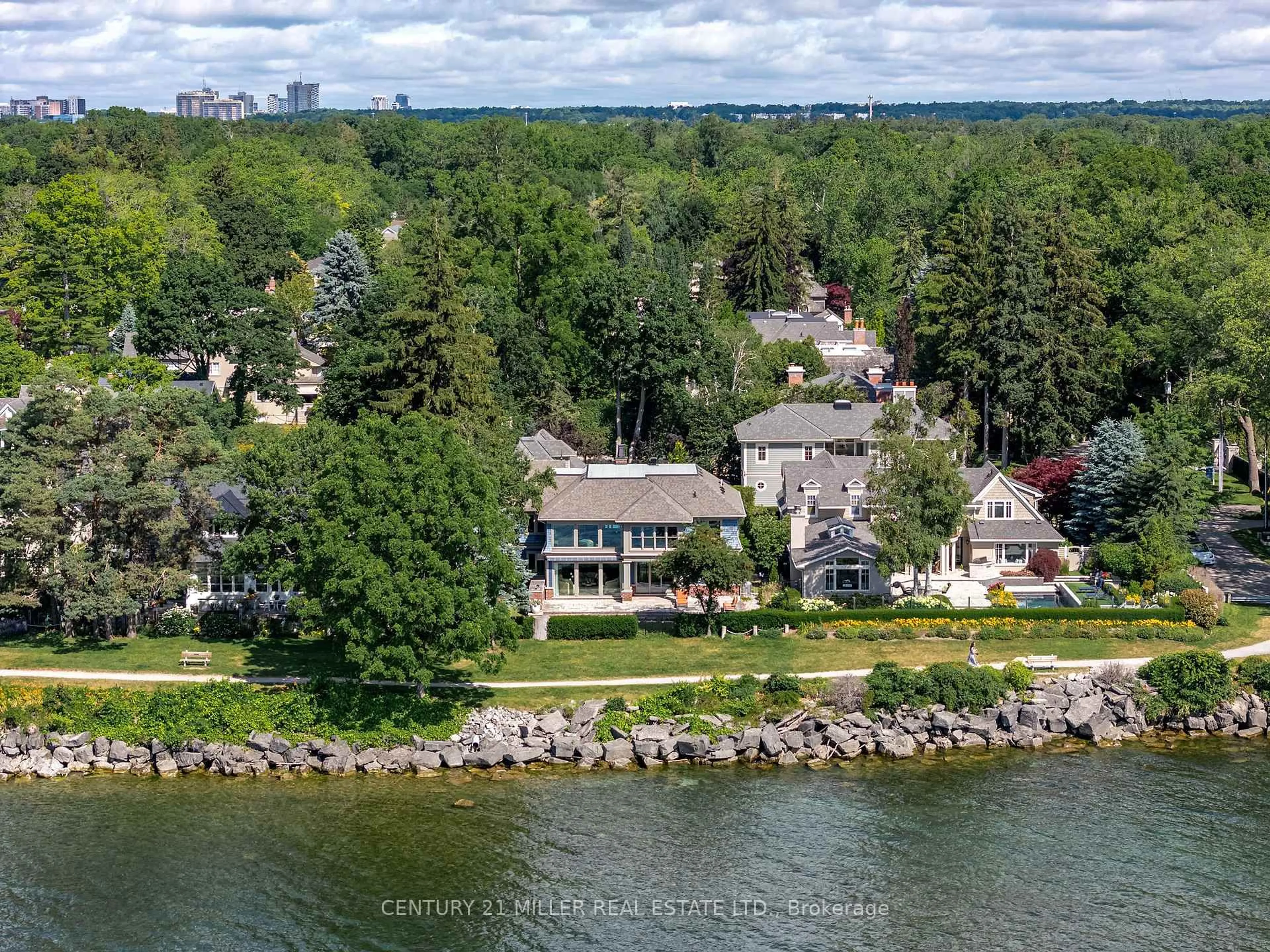 A pic from outside/outdoor area/front of a property/back of a property/a pic from drone, water/lake/river/ocean view for 6 Chartwell Rd, Oakville Ontario L6J 3Z4