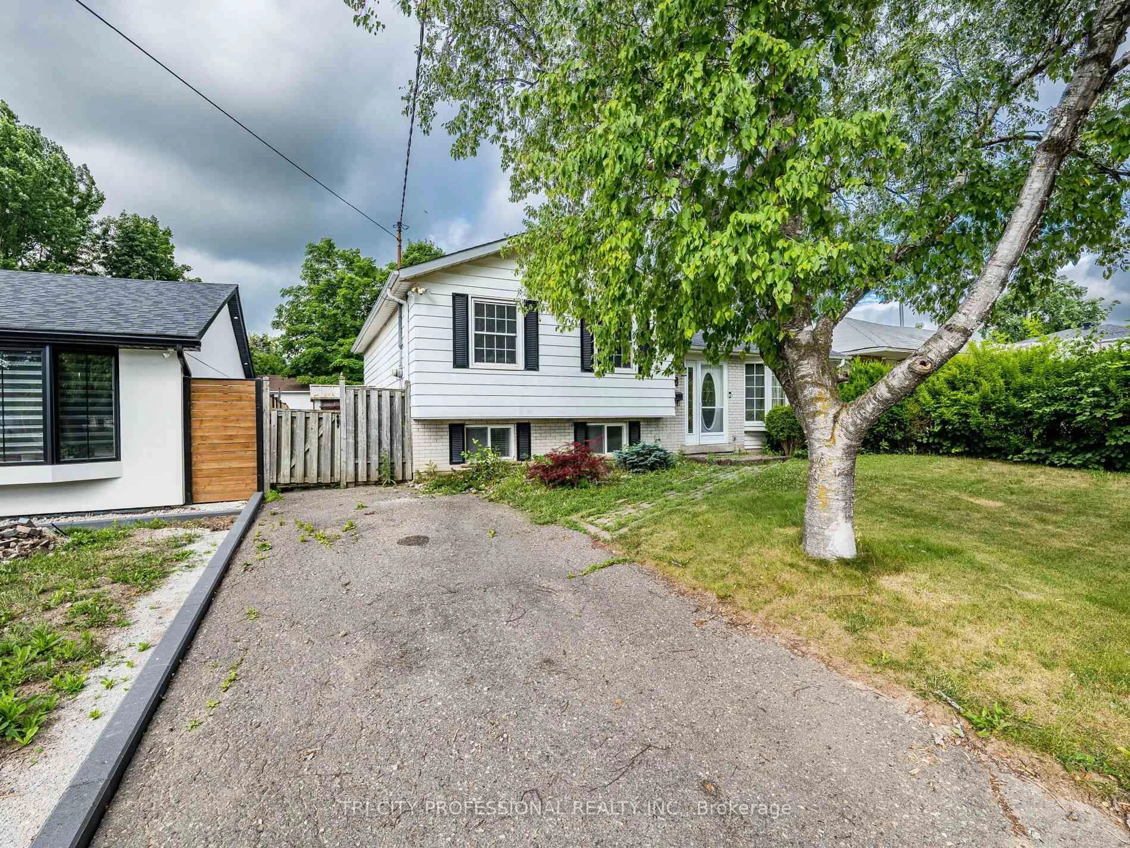 A pic from outside/outdoor area/front of a property/back of a property/a pic from drone, street for 172 Mountainview Rd, Halton Hills Ontario L7G 4K7