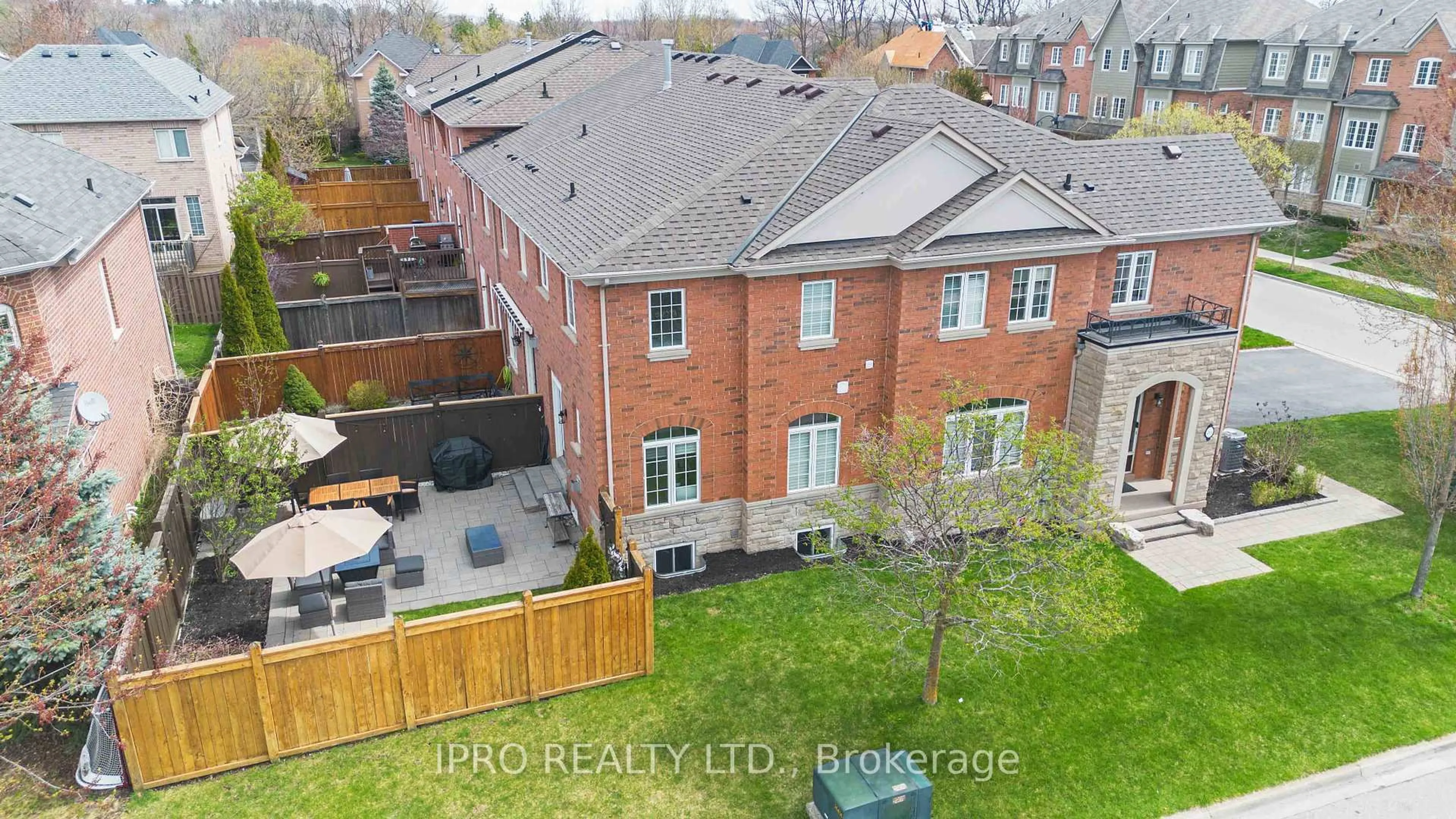 A pic from outside/outdoor area/front of a property/back of a property/a pic from drone, unknown for 261 Grayling Dr, Oakville Ontario L6L 6X4
