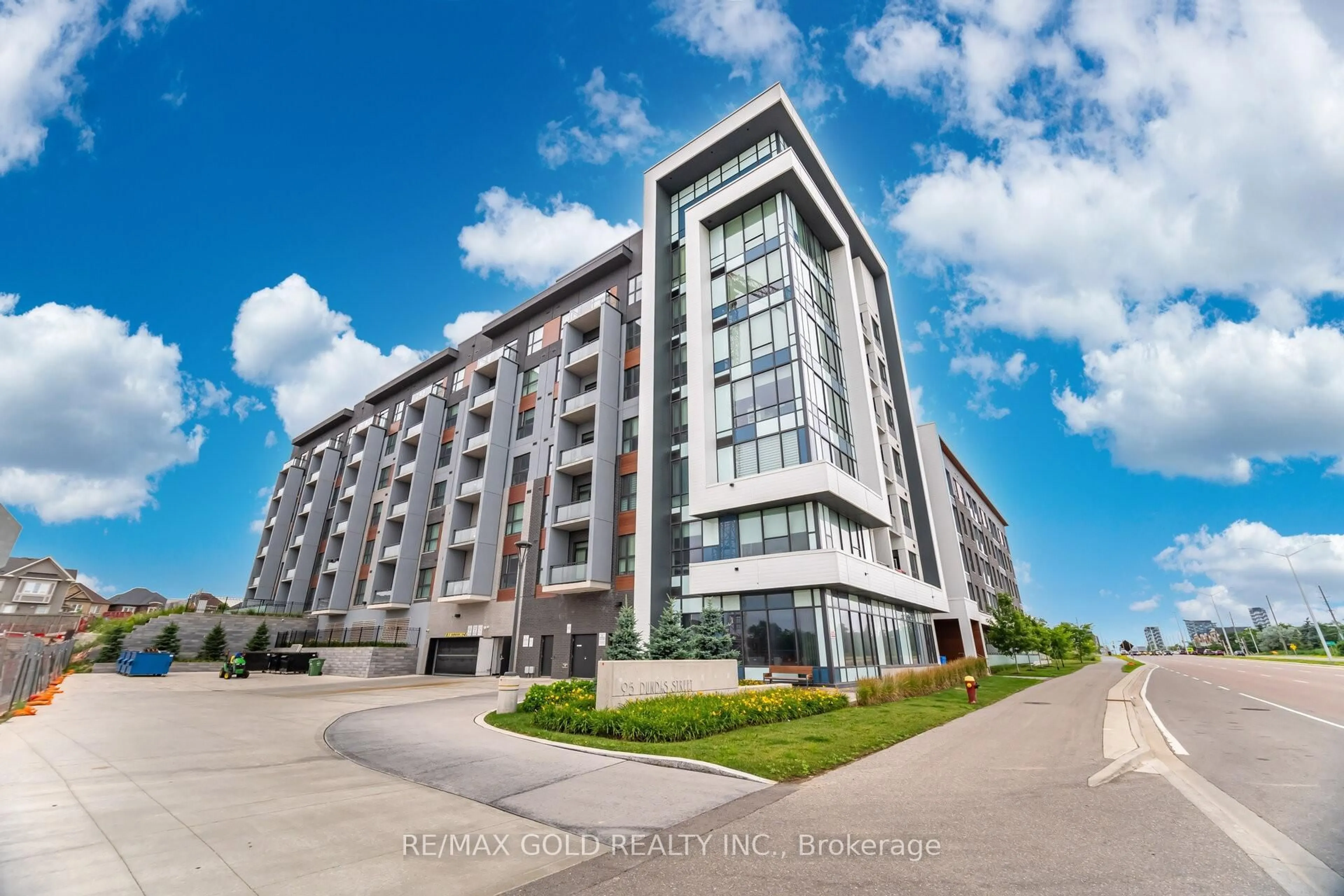 A pic from outside/outdoor area/front of a property/back of a property/a pic from drone, building for 95 Dundas St #202, Oakville Ontario L6M 5N4