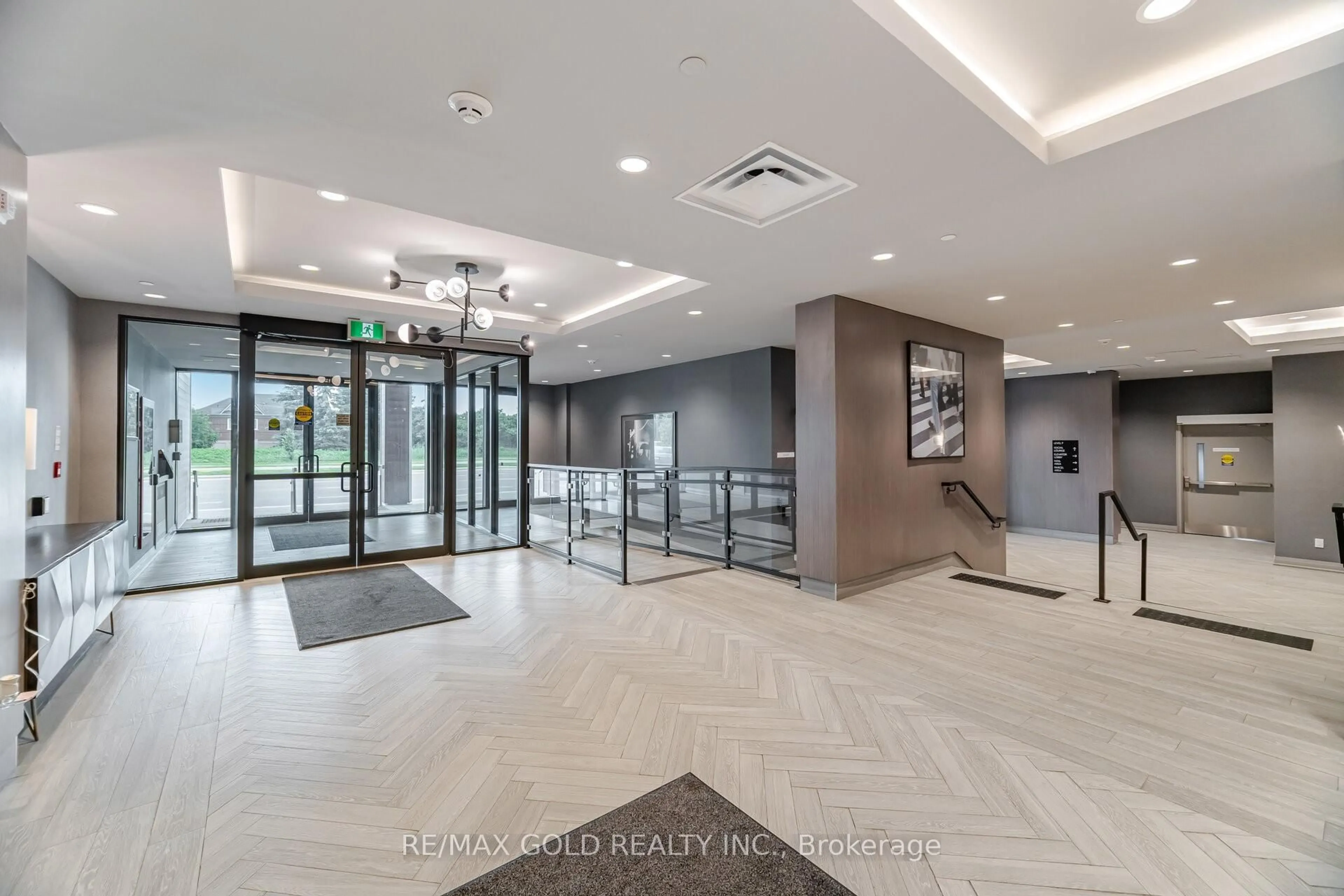 Indoor foyer for 95 Dundas St #202, Oakville Ontario L6M 5N4