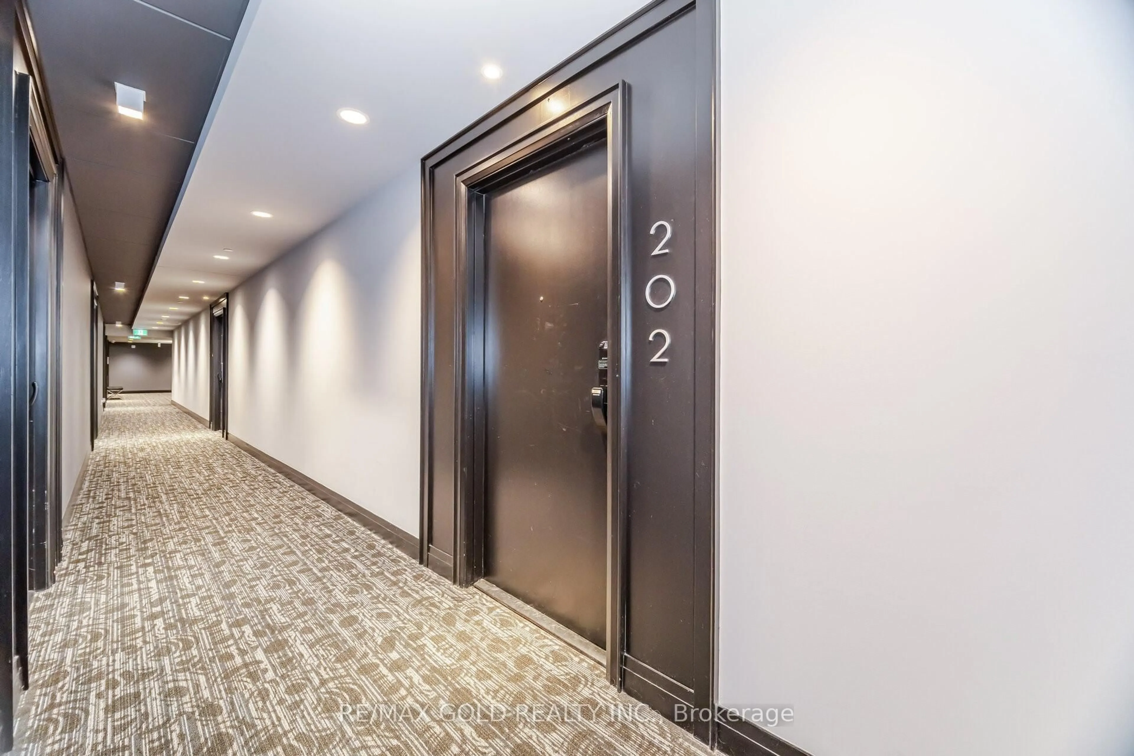 Indoor foyer for 95 Dundas St #202, Oakville Ontario L6M 5N4