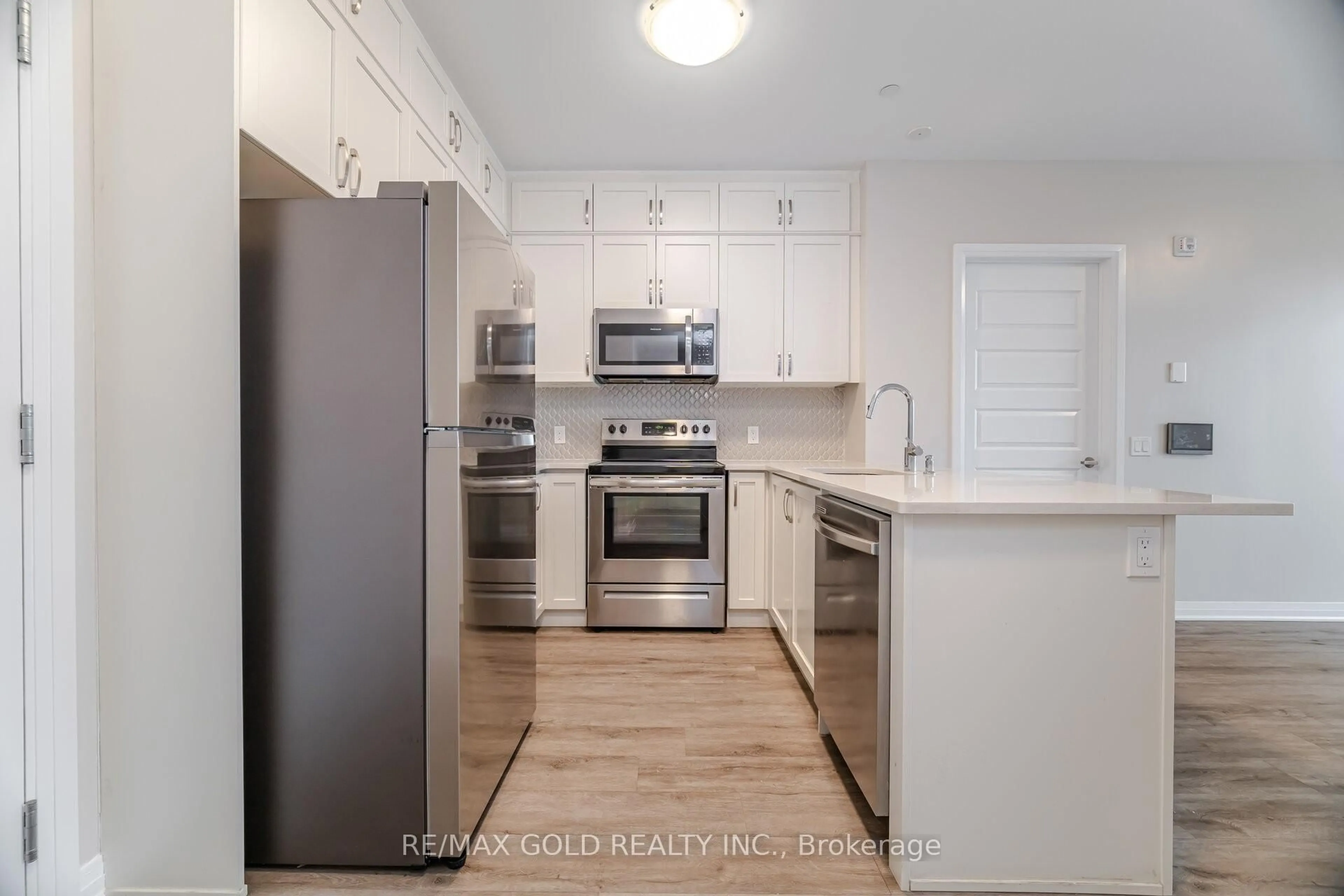 Standard kitchen, unknown for 95 Dundas St #202, Oakville Ontario L6M 5N4