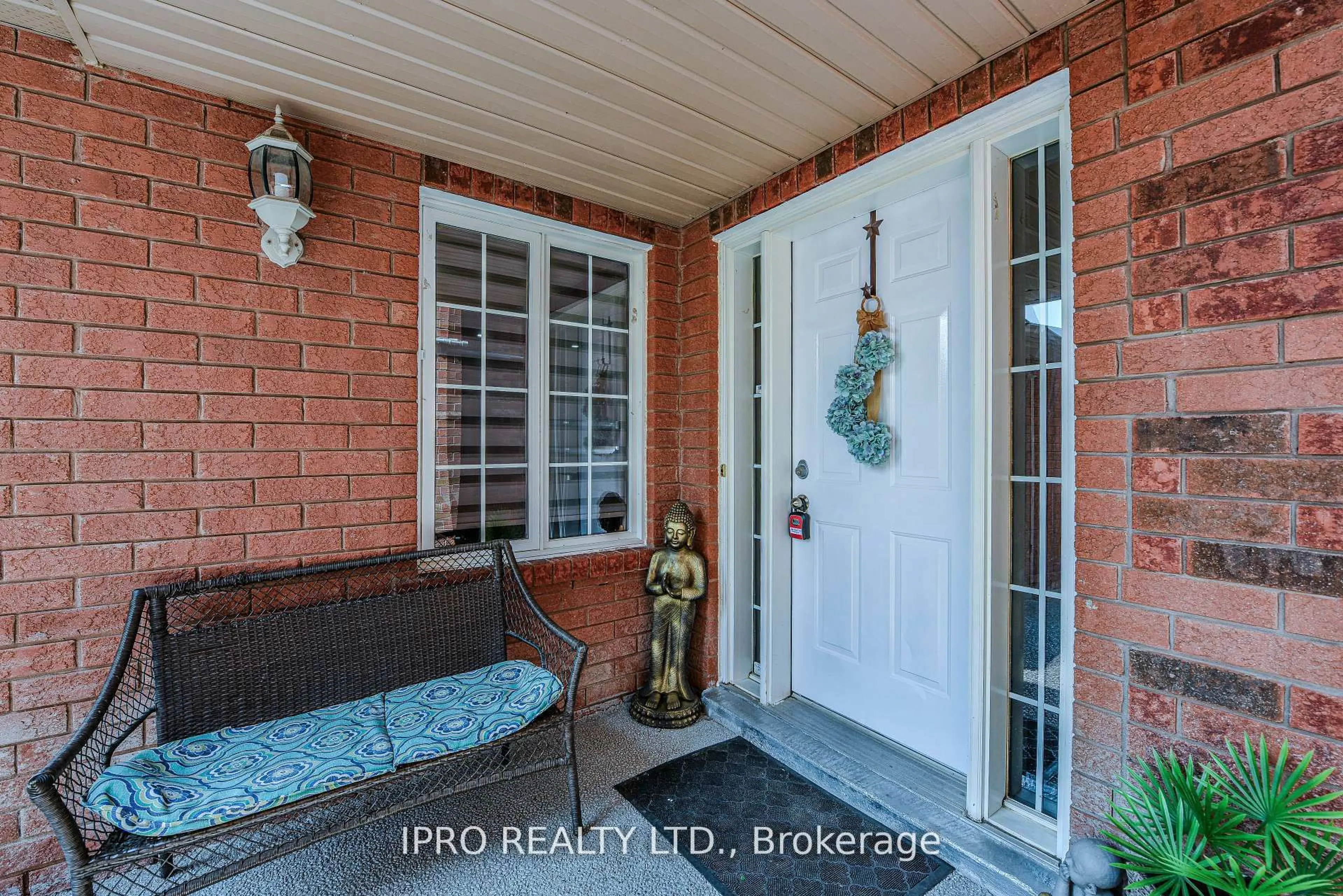 Indoor entryway for 5847 Sidmouth St, Mississauga Ontario L5V 2K1