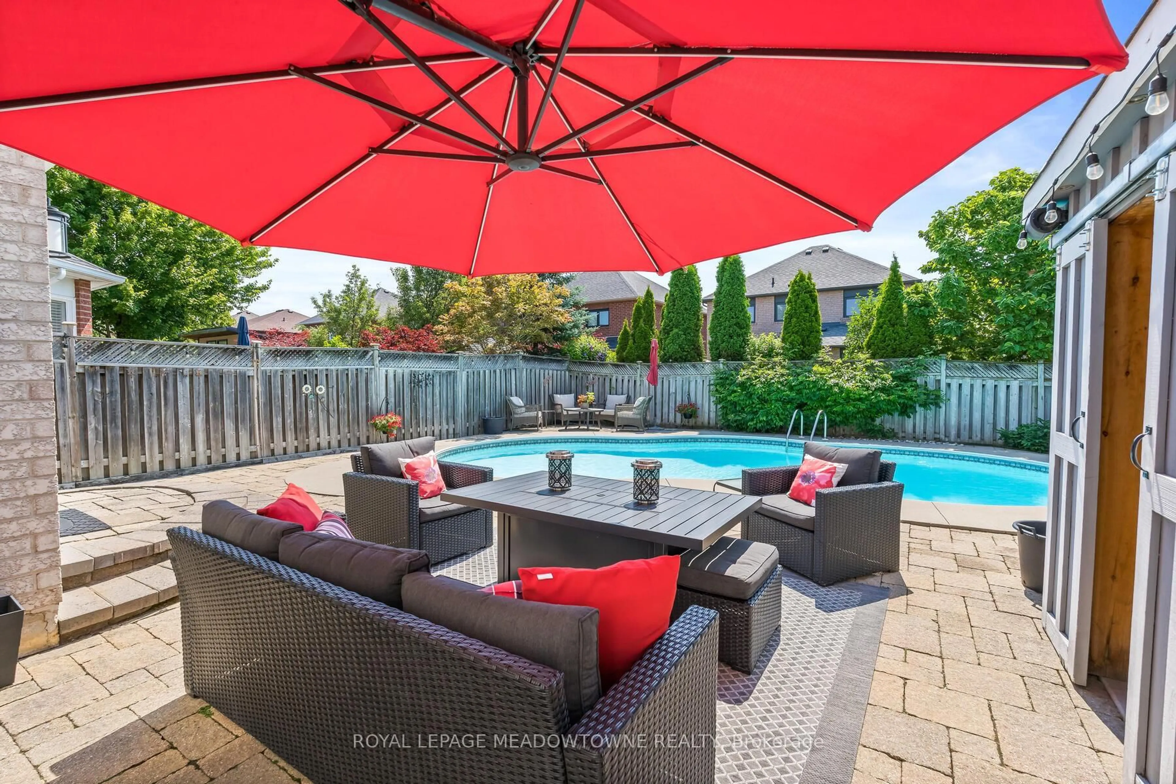 Patio, street for 16 Chester Cres, Halton Hills Ontario L7G 5W4