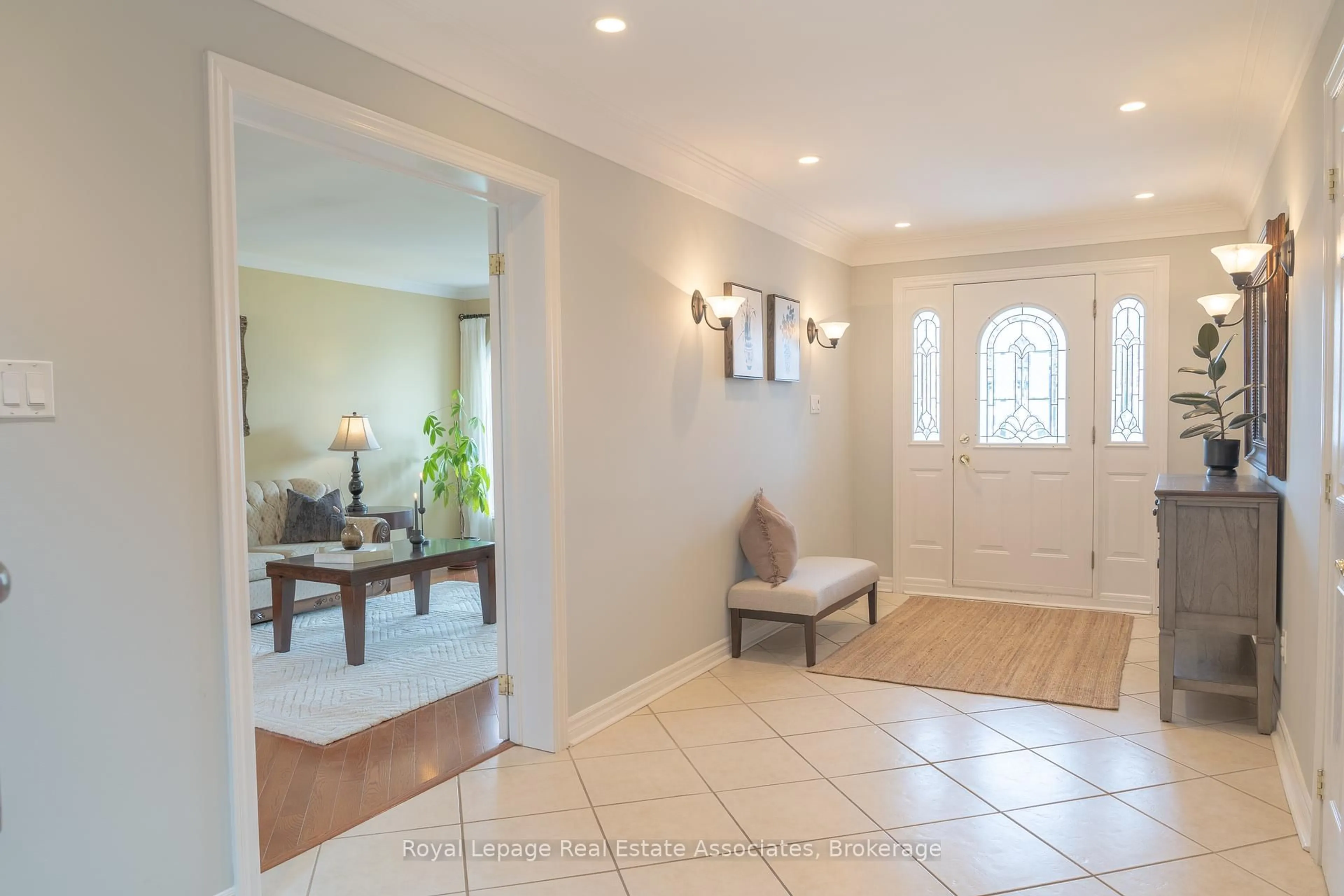 Indoor entryway for 45 Panorama Cres, Brampton Ontario L6S 3T8