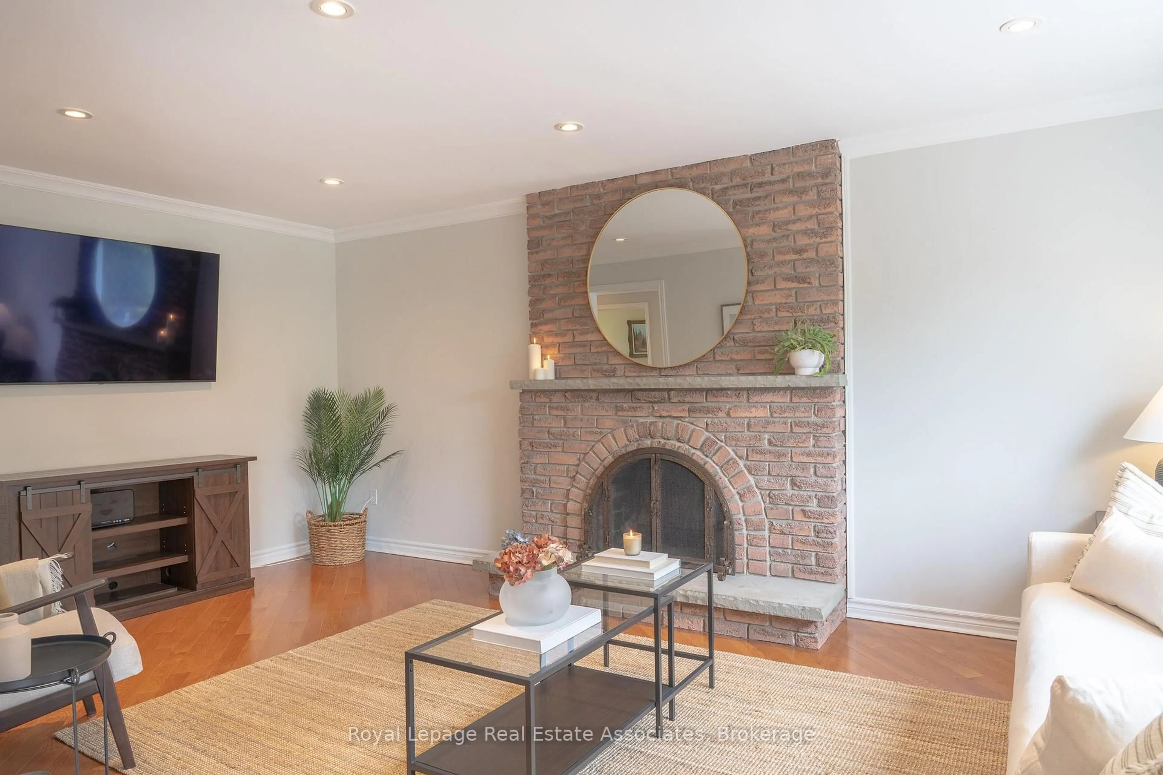 Living room with furniture, unknown for 45 Panorama Cres, Brampton Ontario L6S 3T8