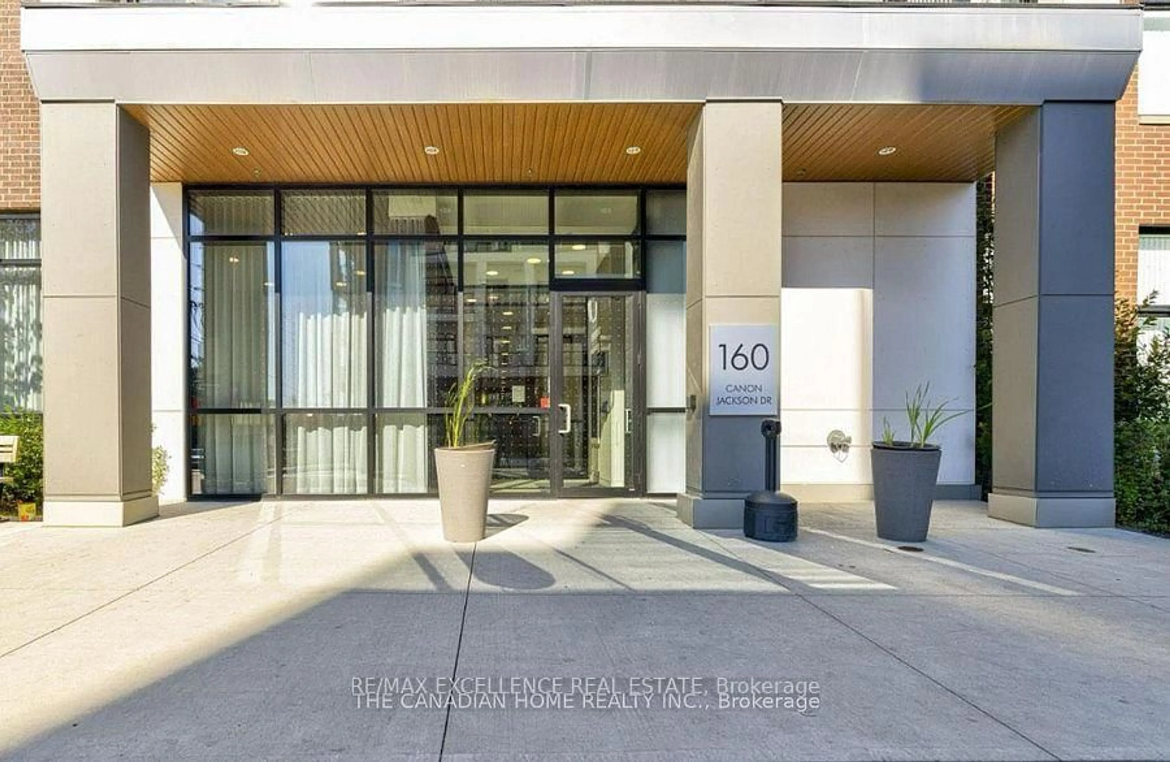 Indoor foyer for 160 Canon Jackson Dr #401, Toronto Ontario M6M 0B6