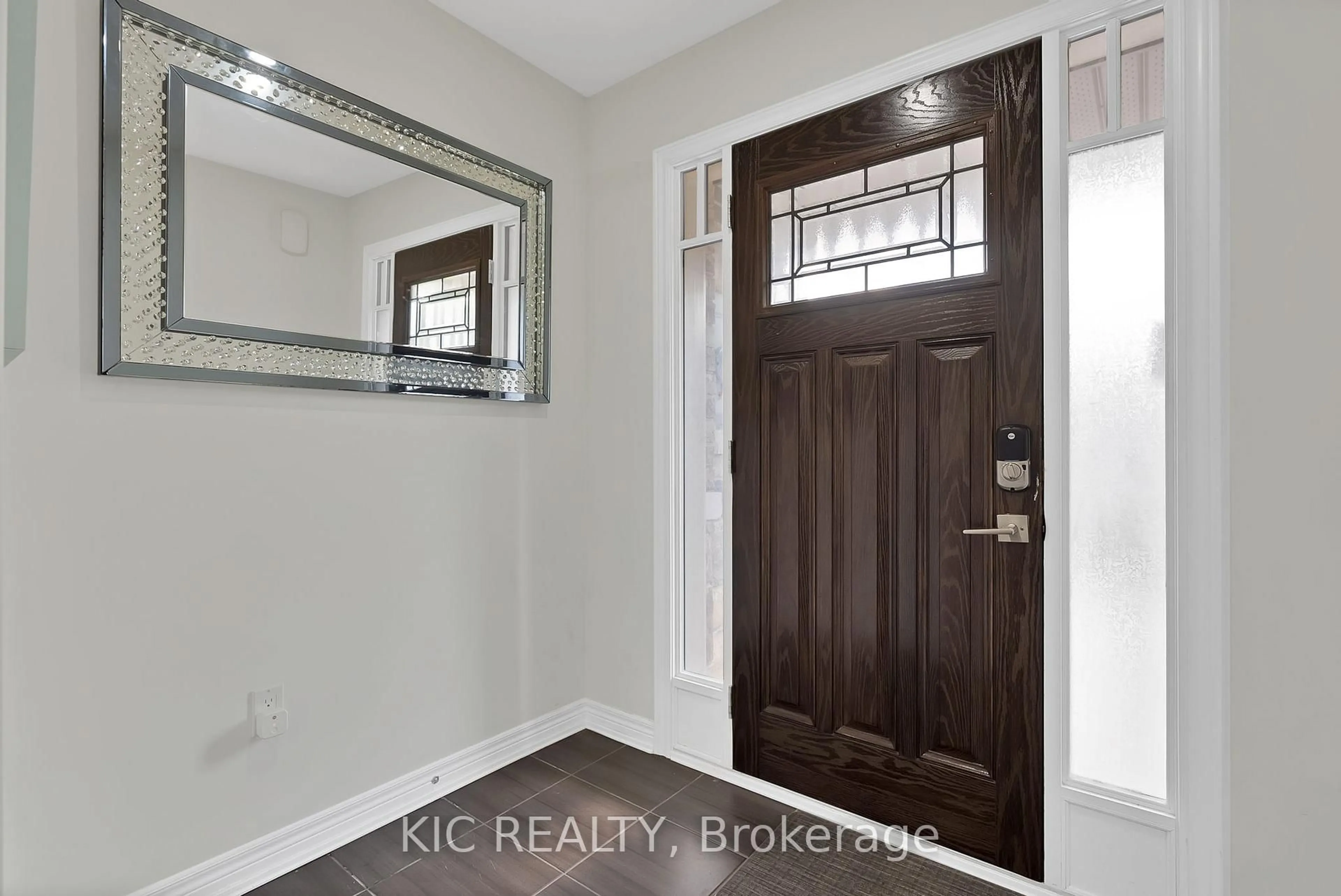 Indoor entryway for 11 Winterton Crt, Orangeville Ontario L9W 7N5